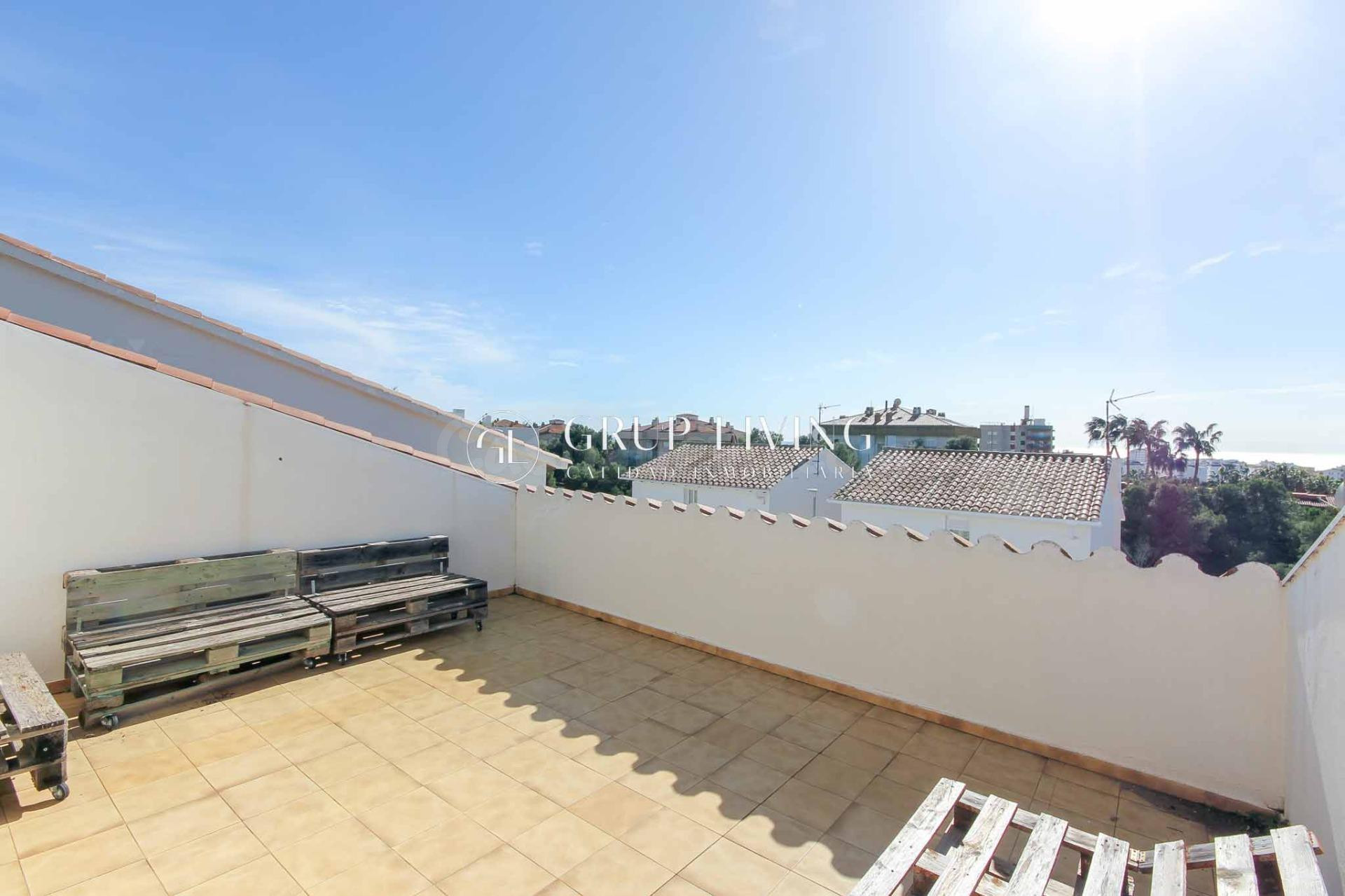 VIVIENDA CON VISTAS ABIERTAS Y AMPLIOS ESPACIOS EN UNA DE LA