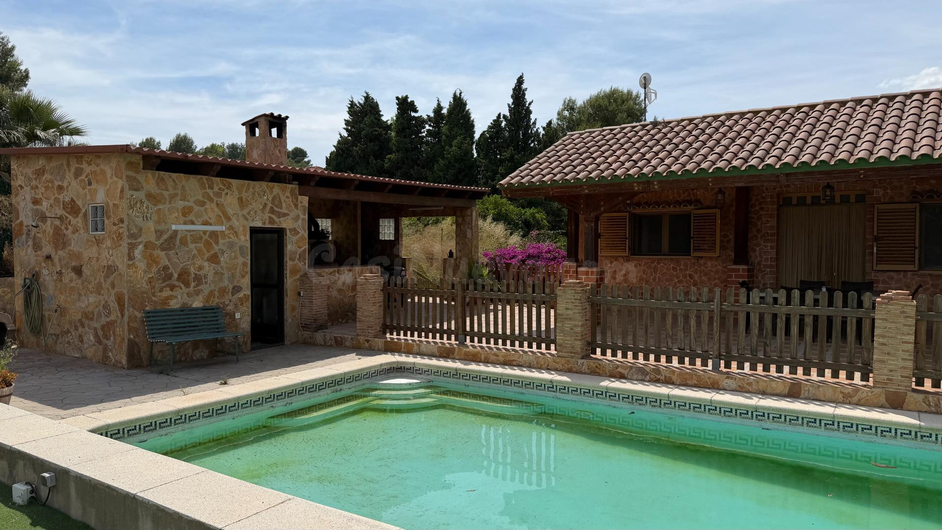 Chalet independiente en Picassent con gran parcela, piscina 