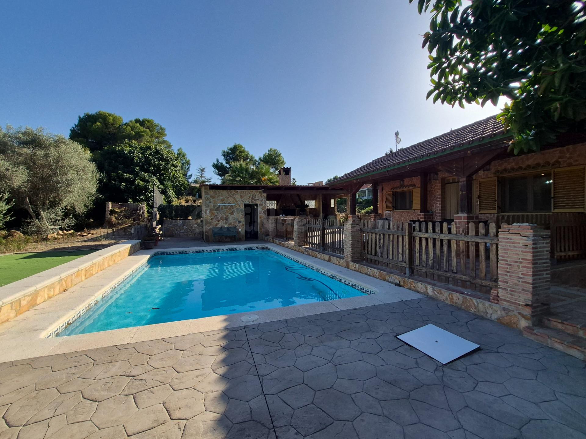 Chalet independiente en Picassent con gran parcela, piscina  - foto 2