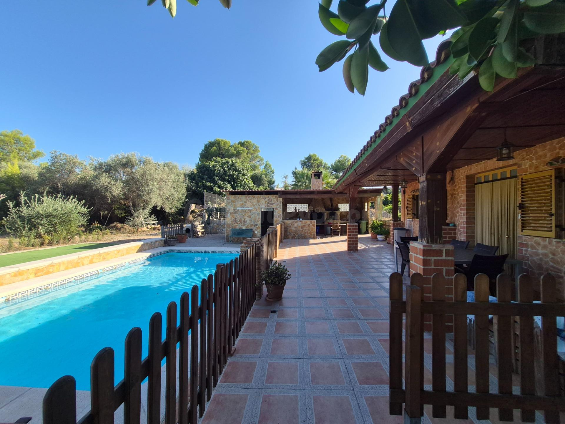 Chalet independiente en Picassent con gran parcela, piscina  - foto 4