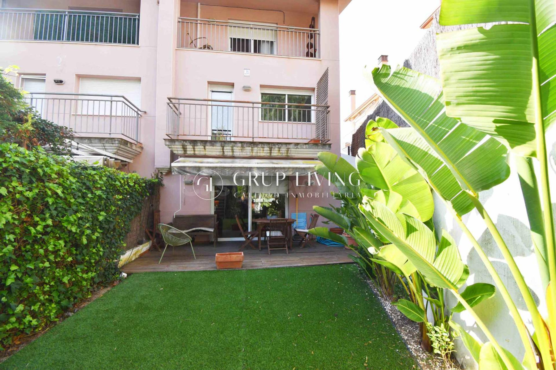 CASA APAREADA ESQUINERA CON AMPLIOS JARDINES Y PISCINA EN QU