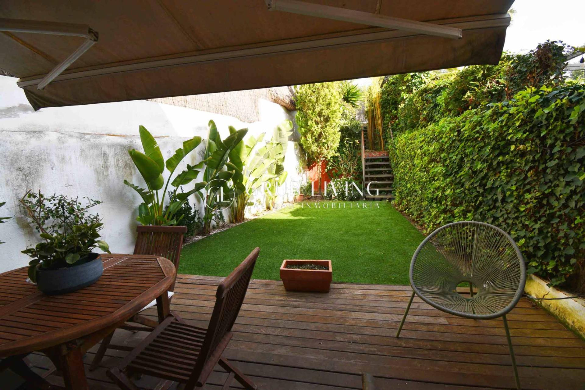 CASA APAREADA ESQUINERA CON AMPLIOS JARDINES Y PISCINA EN QU - foto 2