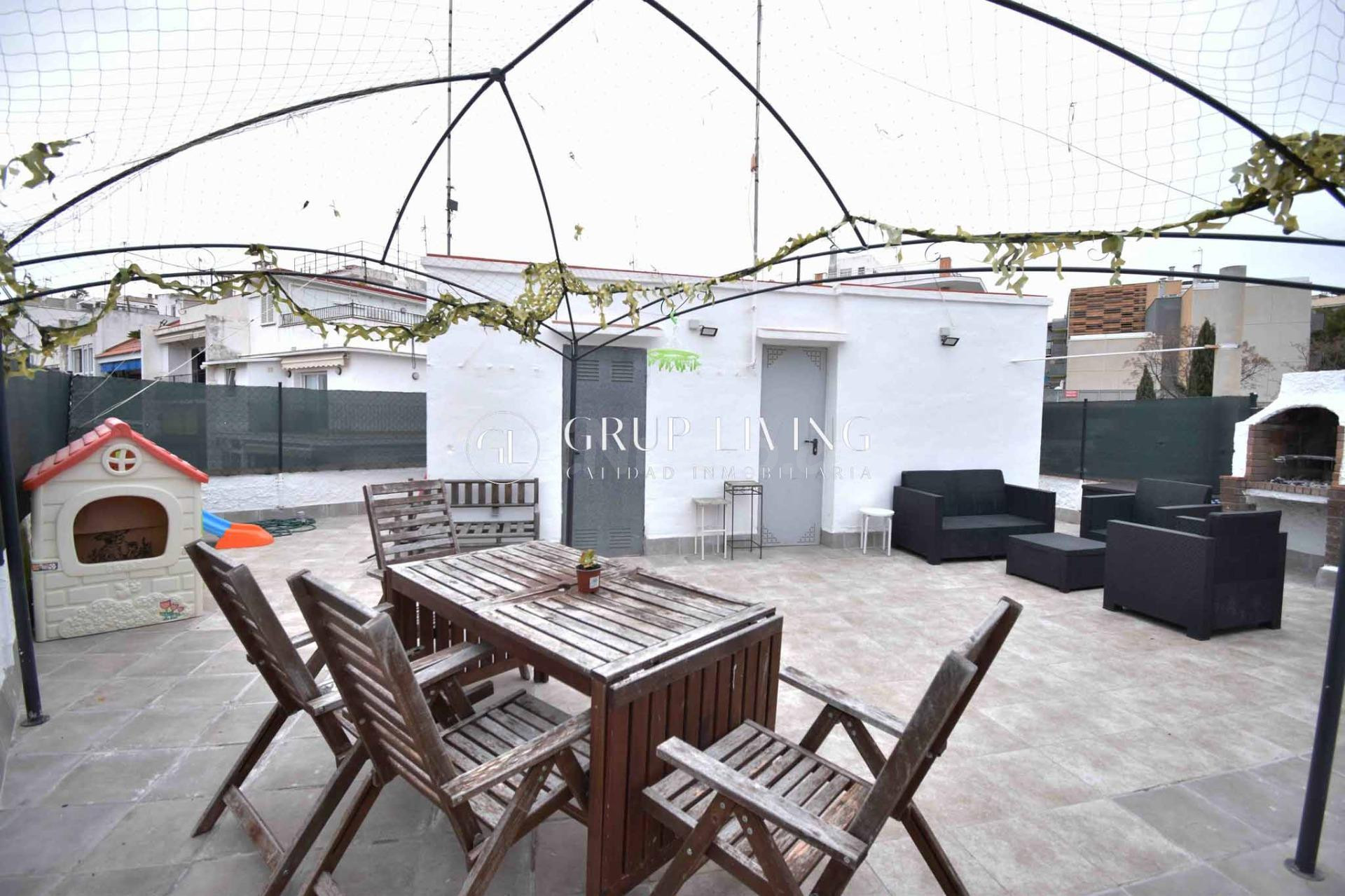 VIVIENDA ESQUINERA REFORMADA CON TERRAZA PRIVADA DE 50m2 Y V