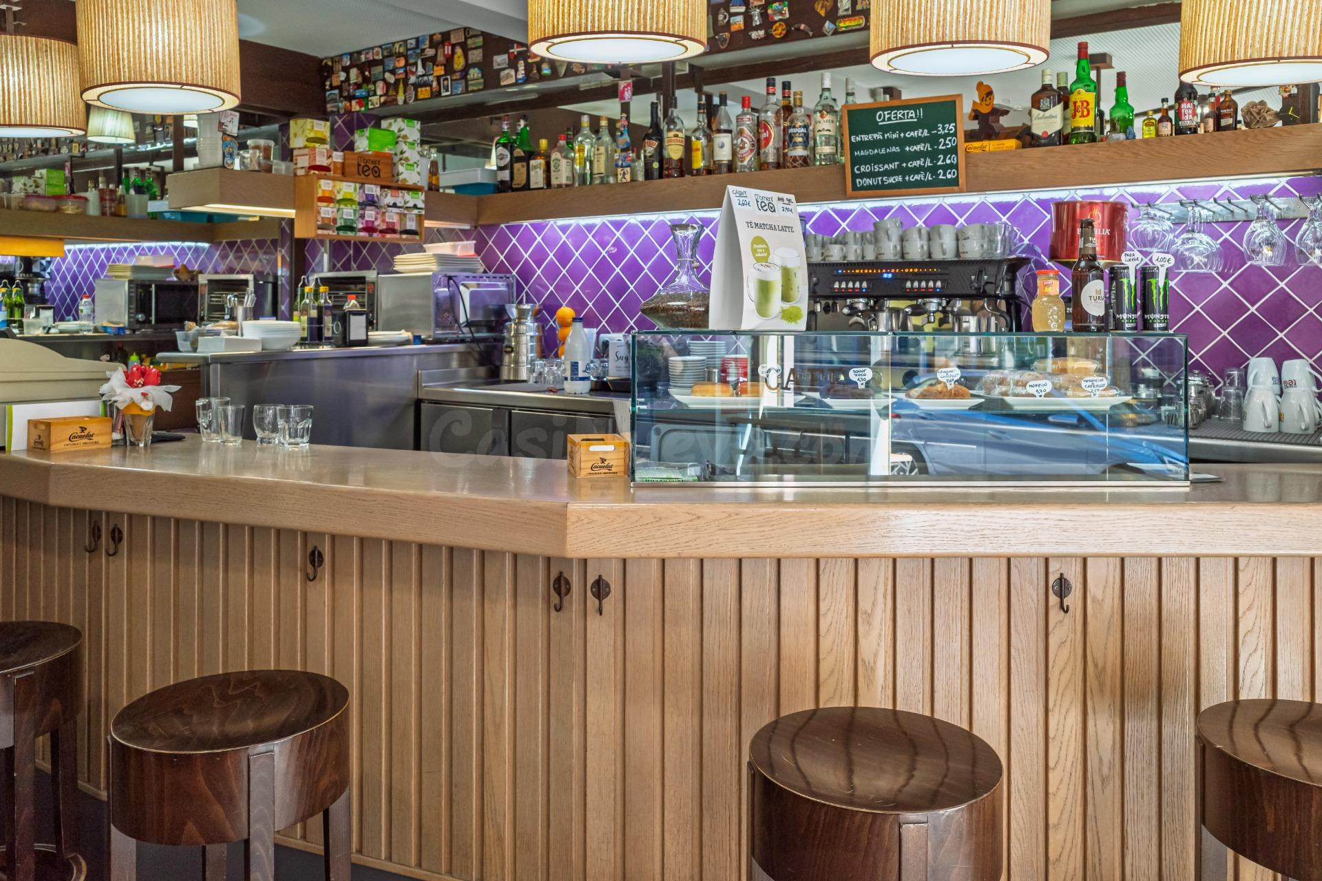 BAR-CAFETERÍA EN TRASPASO | LICENCIA C2 | CENTRO DE BADALONA