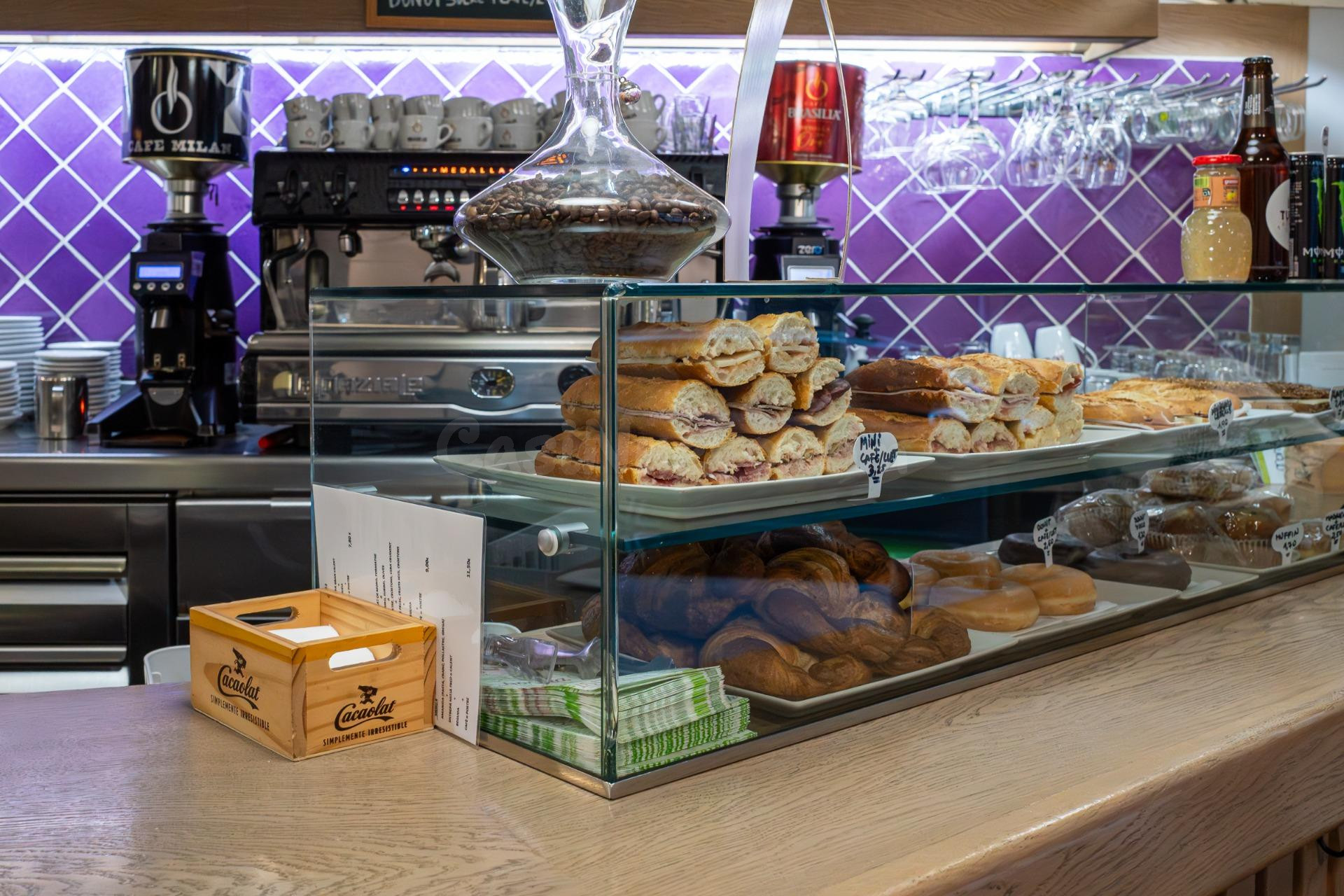 BAR-CAFETERÍA EN TRASPASO | LICENCIA C2 | CENTRO DE BADALONA - foto 3