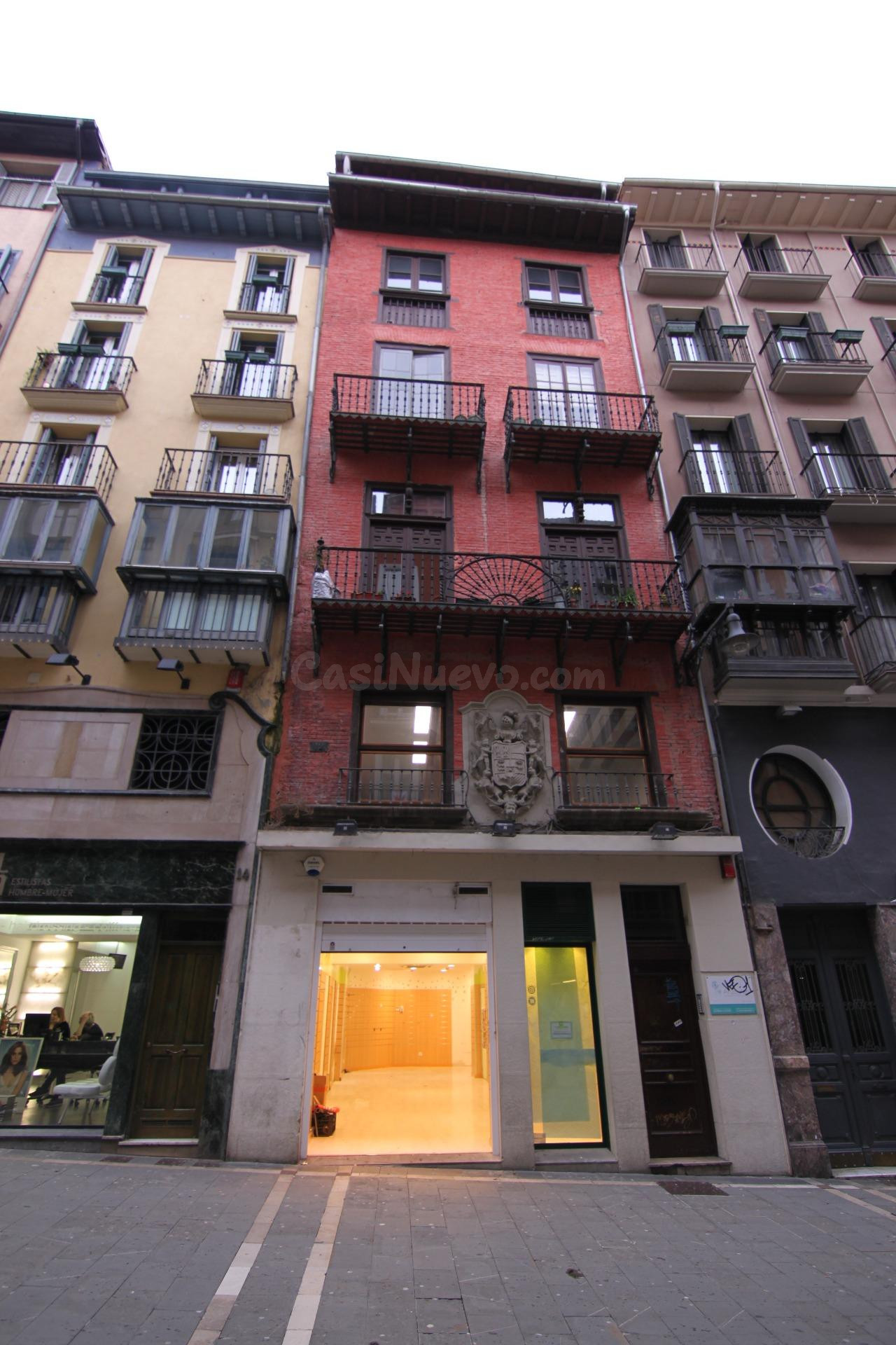 Ekiser vende edificio en el casco histórico, calle Chapitela