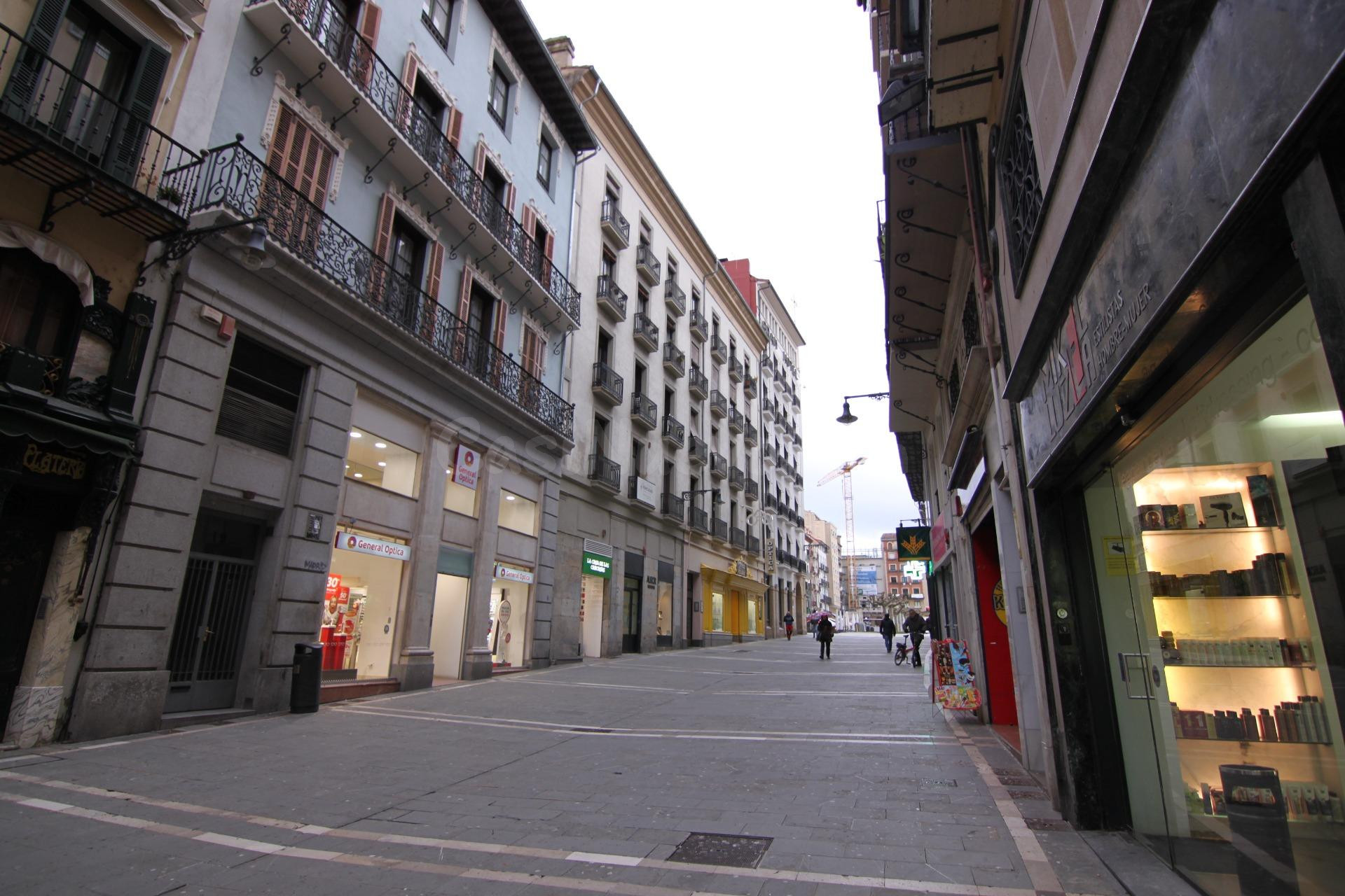 Ekiser vende edificio en el casco histórico, calle Chapitela - foto 2