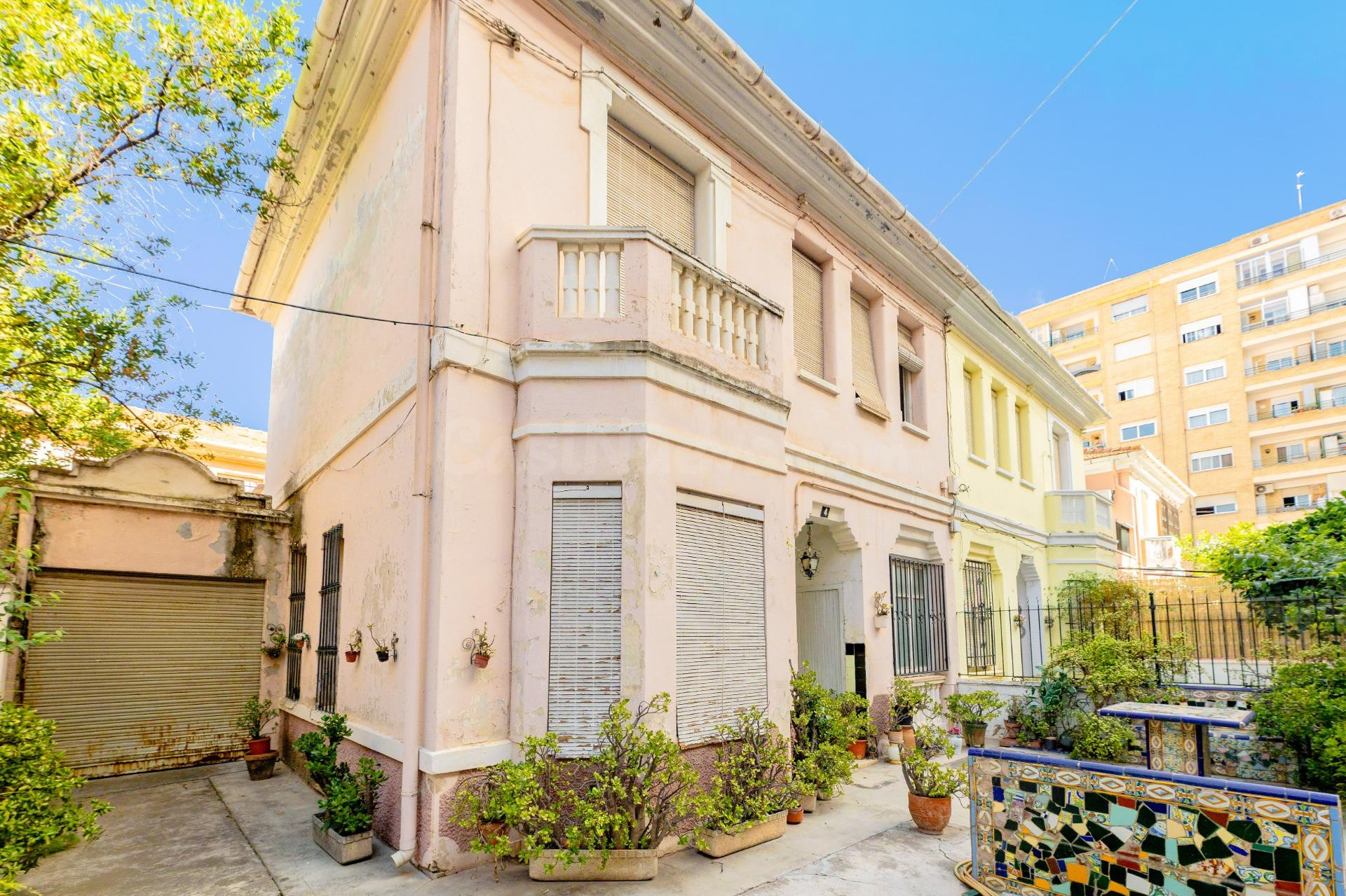 Un oasis privado en Valencia: Casa independiente con gran ja