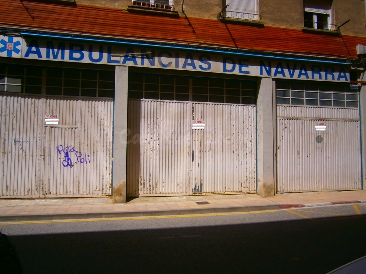 LOCAL EN TAFALLA CON 3 PUERTAS A LA CALLE - foto 3