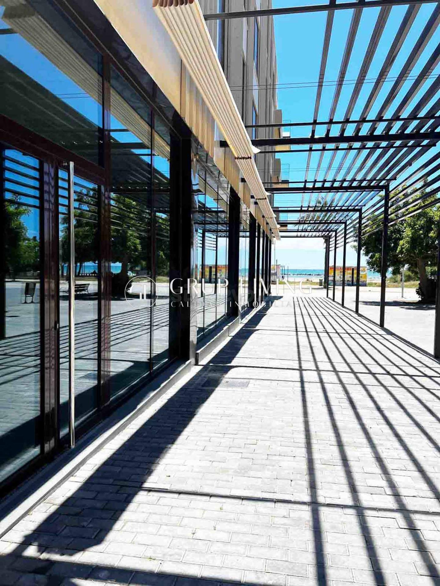LOCAL COMERCIAL DE OBRA NUEVA A PRIMERA LINEA DE MAR - foto 2