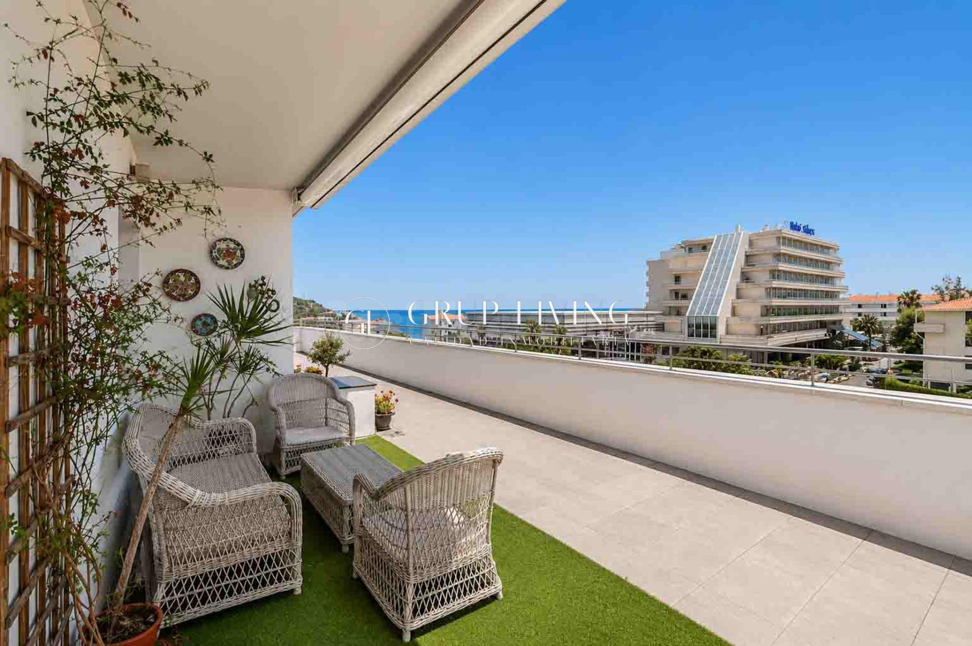 ÁTICO ESQUINERO CON IMPRESIONANTES VISTAS AL MAR EN AIGUADOL