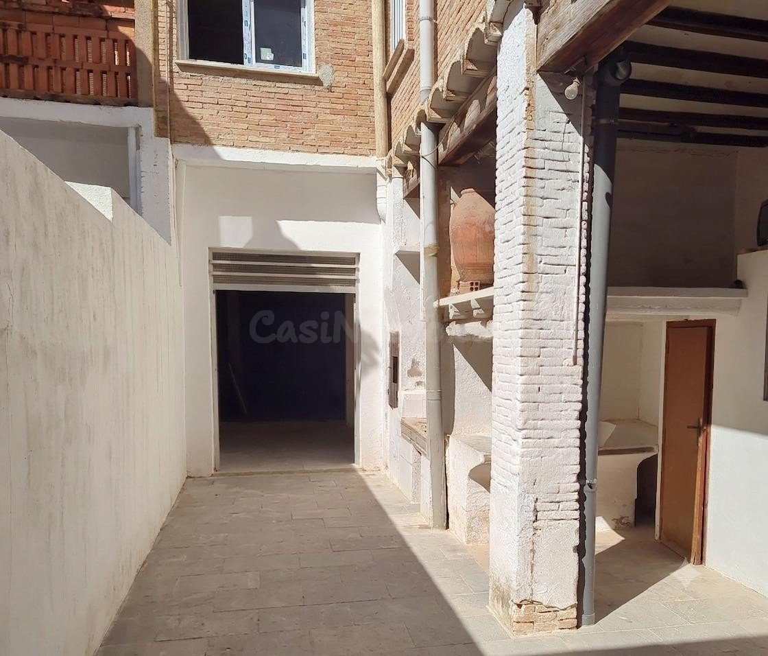 Magnífica Casa de Pueblo con Gran Potencial en Carcaixent