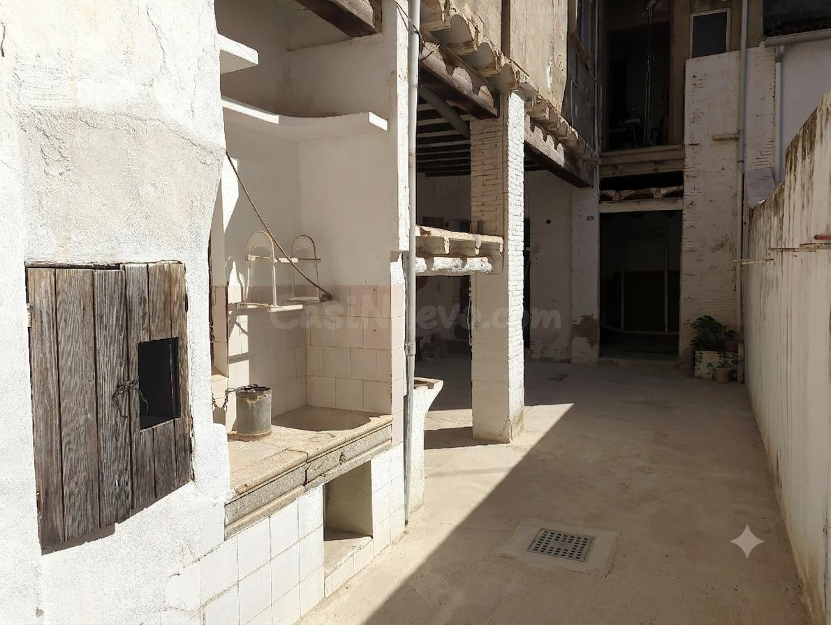 Magnífica Casa de Pueblo con Gran Potencial en Carcaixent - foto 3