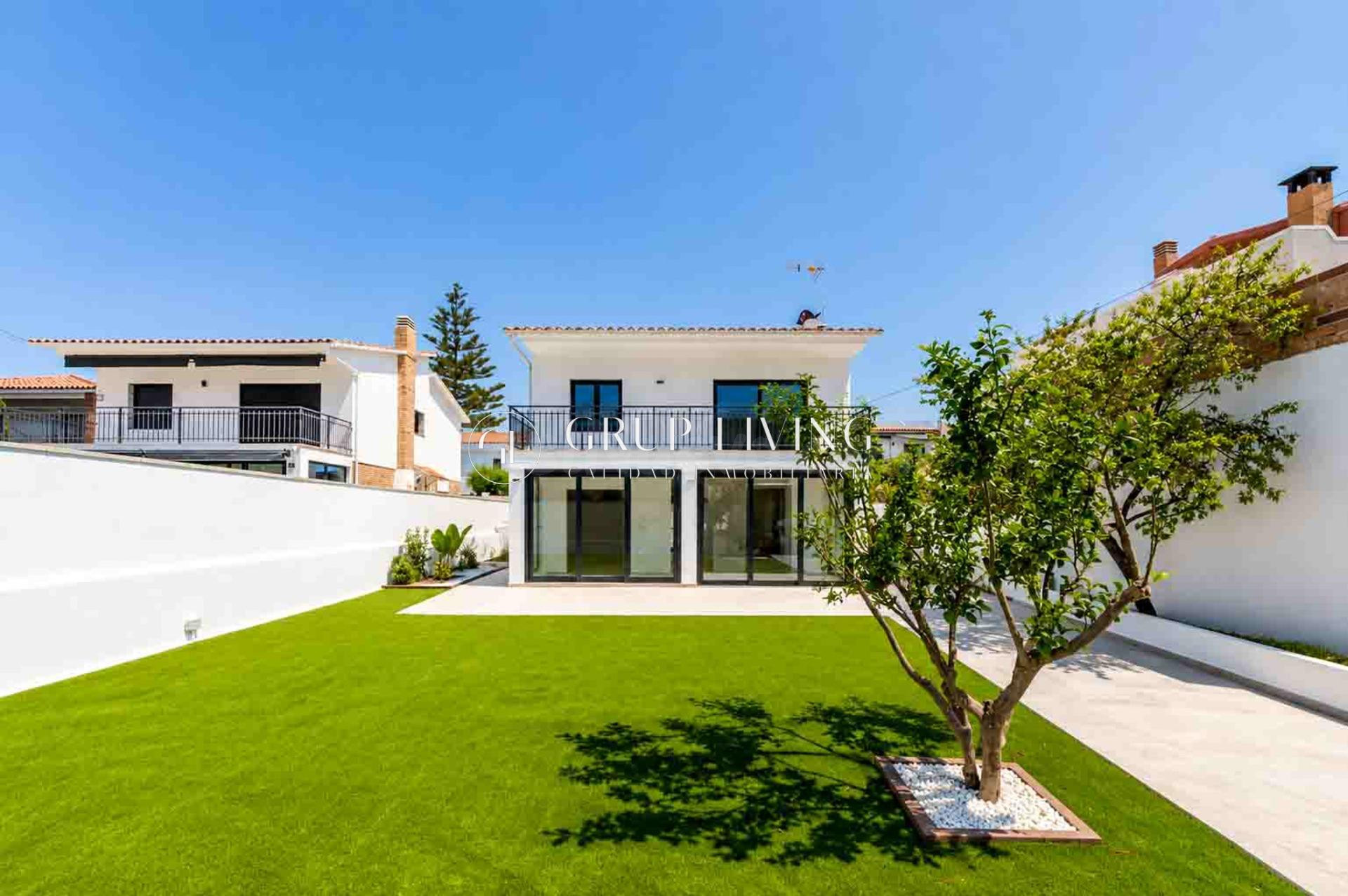 EXCLUSIVA VIVIENDA DE DISEÑO CONTEMPORÁNEO EN ROCAMAR, A UN 