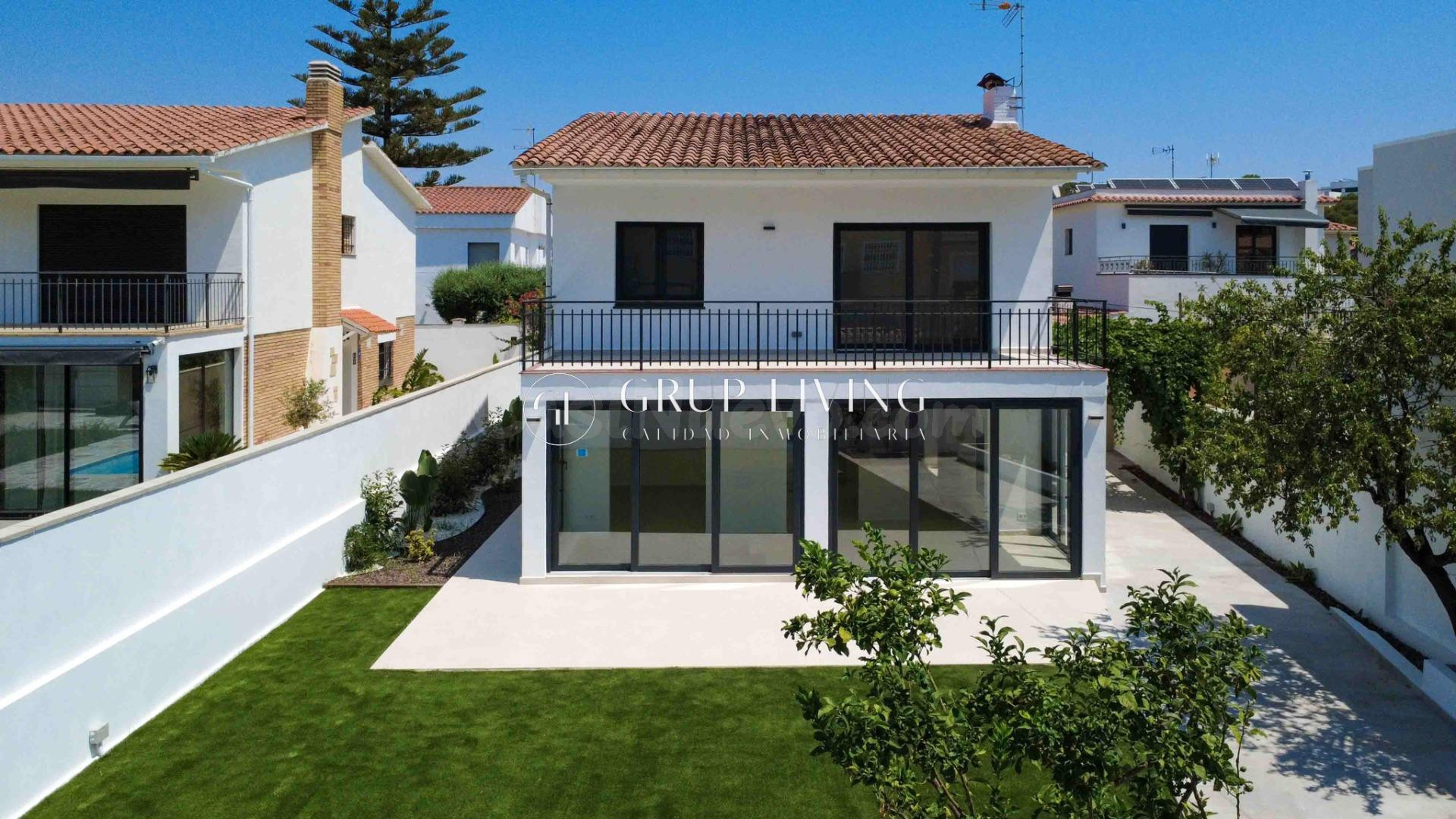 EXCLUSIVA VIVIENDA DE DISEÑO CONTEMPORÁNEO EN ROCAMAR, A UN  - foto 2