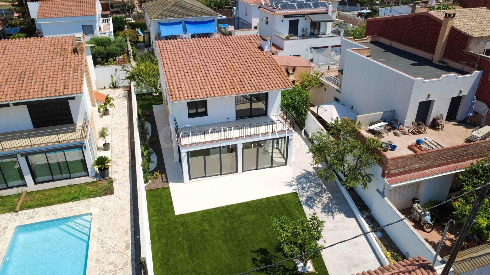 EXCLUSIVA VIVIENDA DE DISEÑO CONTEMPORÁNEO EN ROCAMAR, A UN  - foto 3