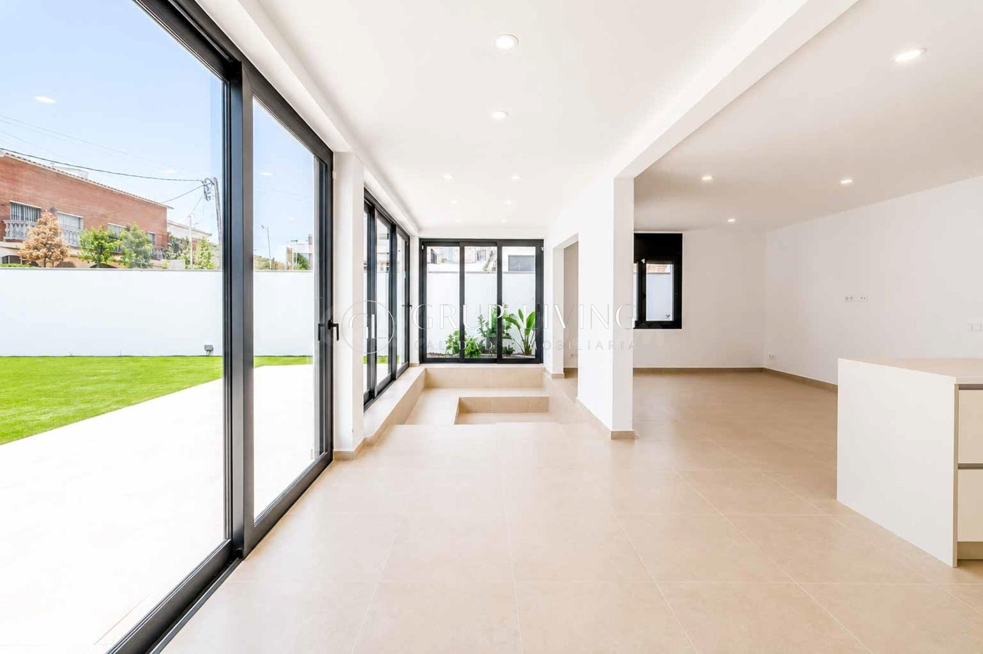 EXCLUSIVA VIVIENDA DE DISEÑO CONTEMPORÁNEO EN ROCAMAR, A UN  - foto 5
