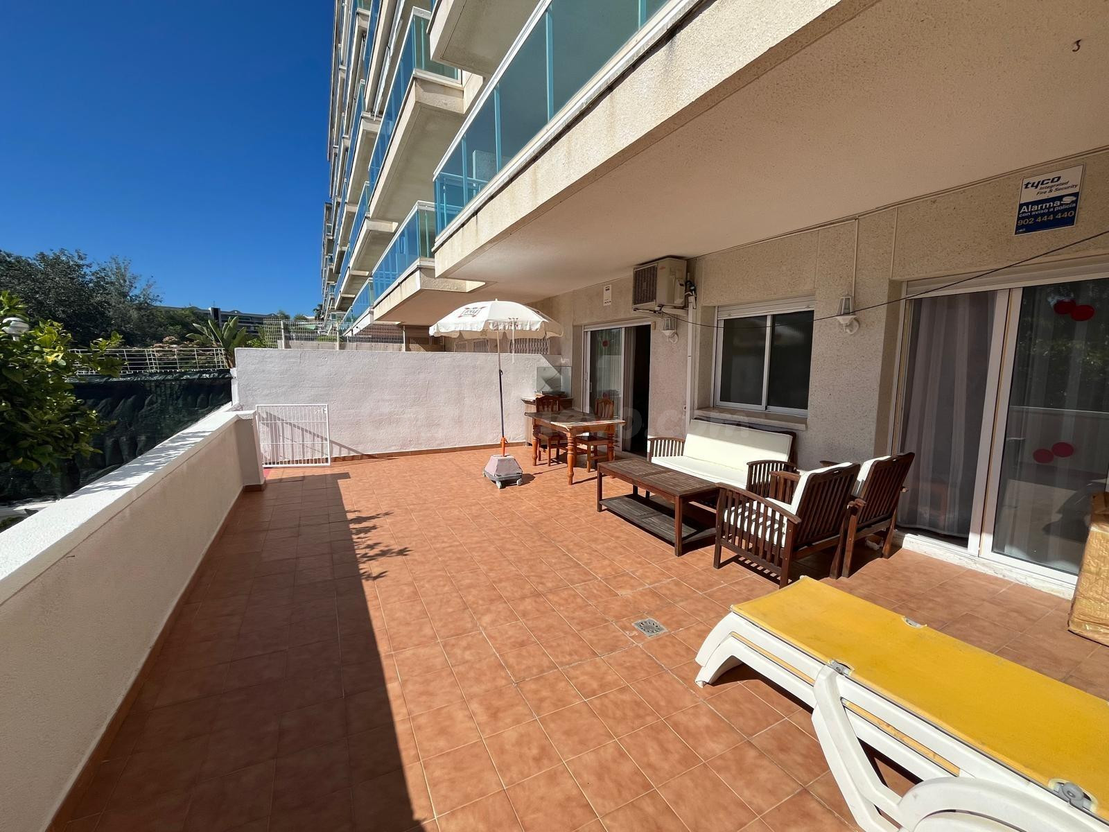 APARTAMENTO EN PLANTA BAJA DE 2 DORMITORIOS CON TERRAZA-JARD