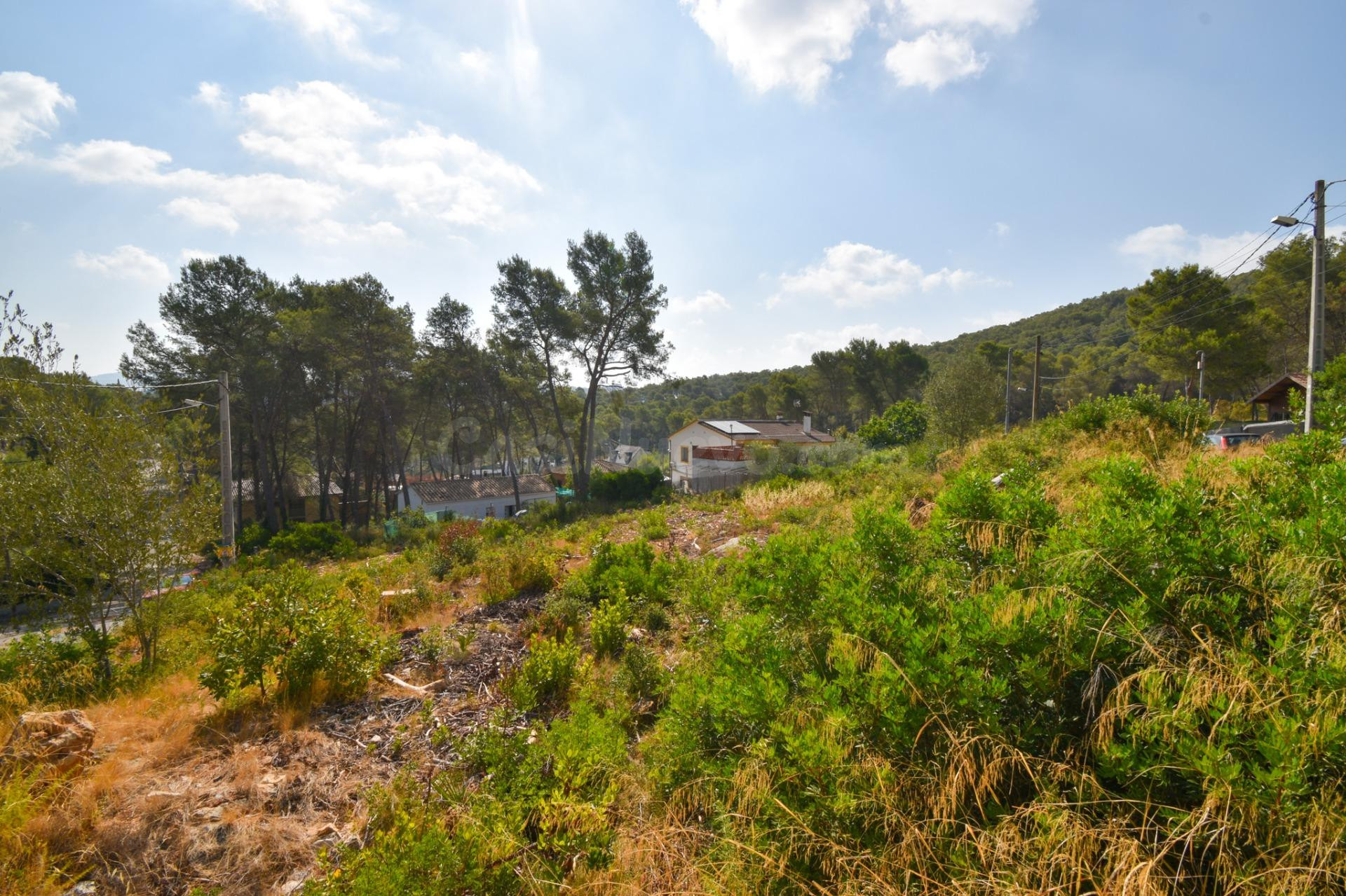 TERRENO ESQUINERO EN LAS COLINAS CON PROYECTO