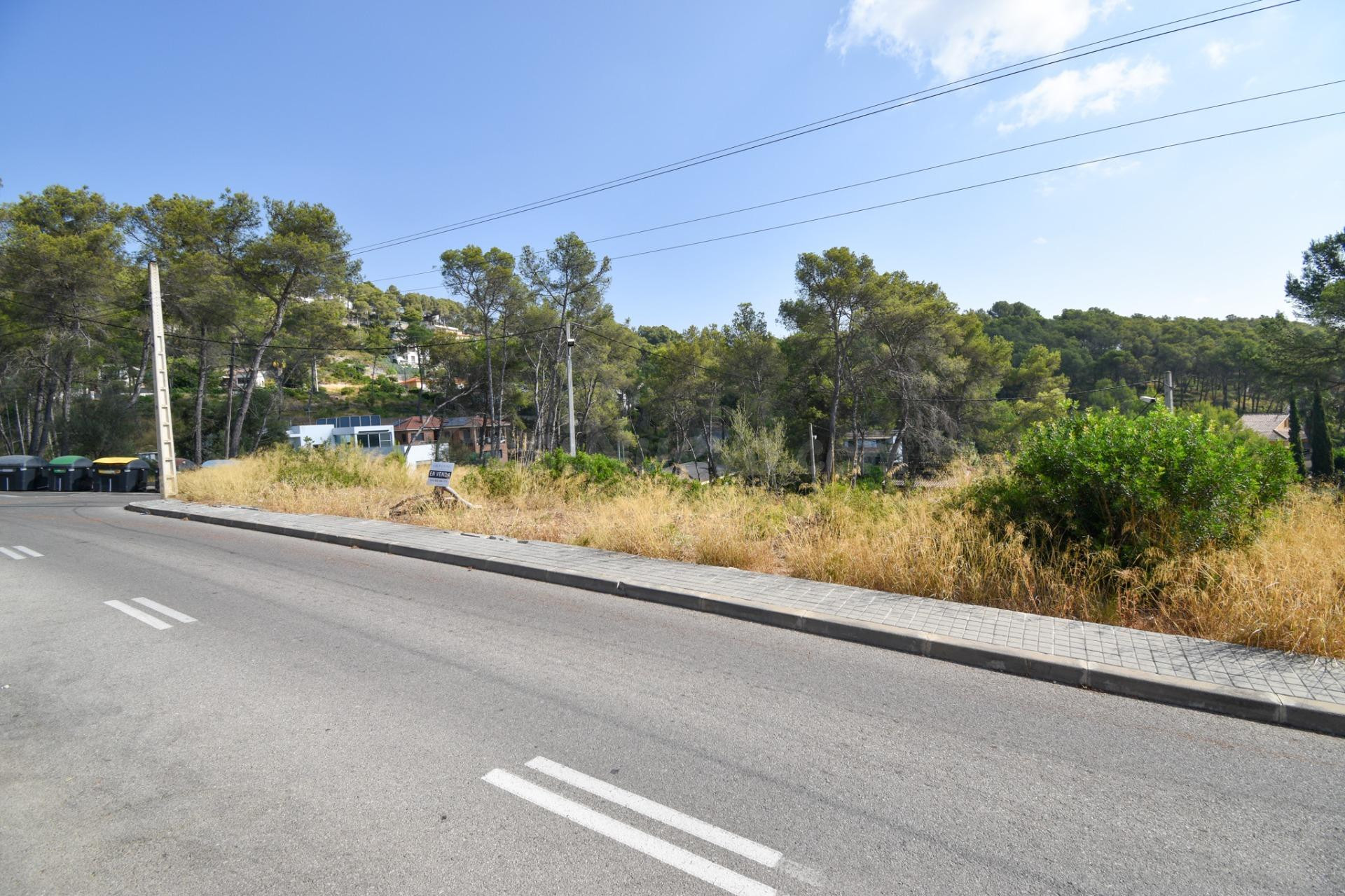 TERRENO ESQUINERO EN LAS COLINAS CON PROYECTO - foto 3