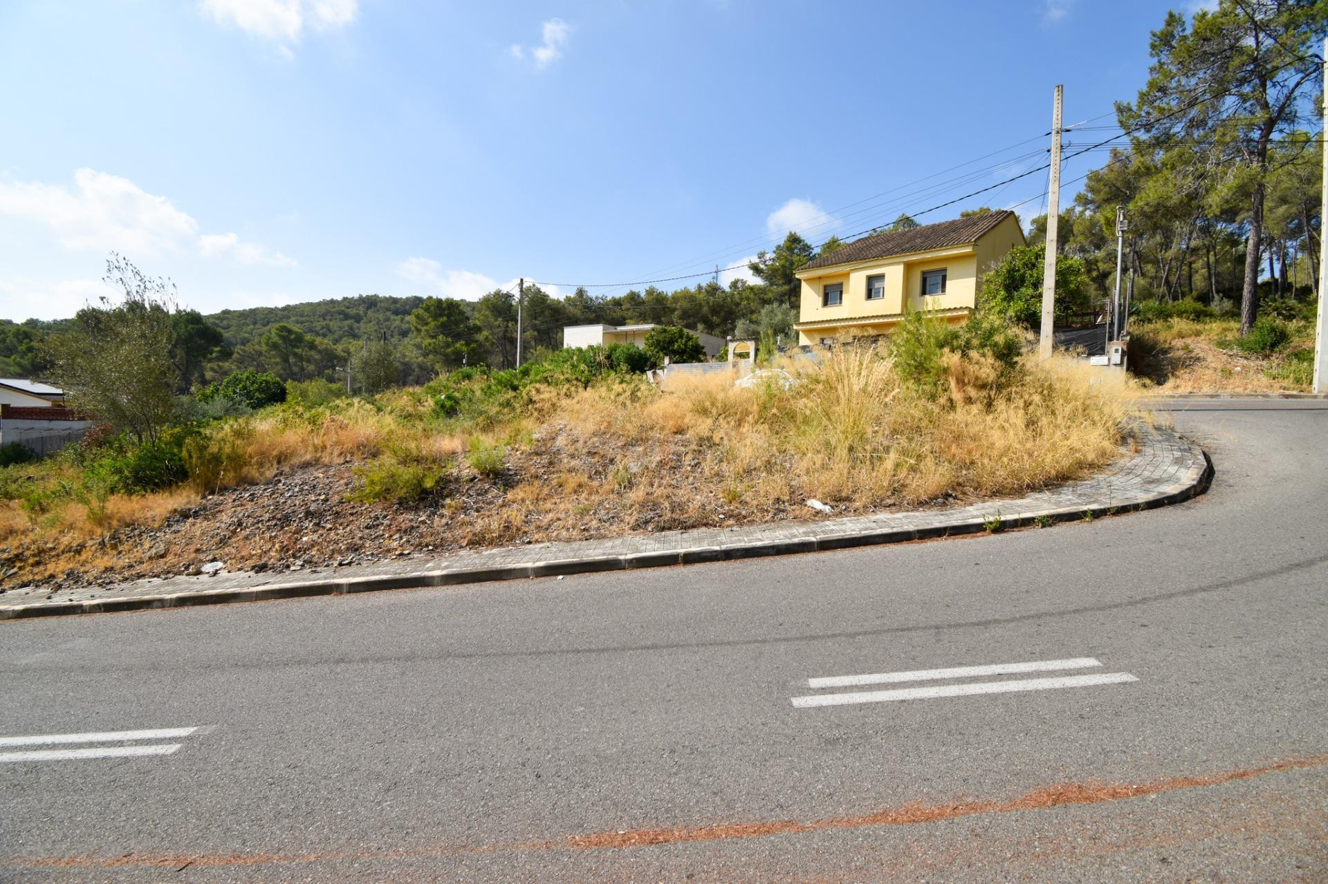 TERRENO ESQUINERO EN LAS COLINAS CON PROYECTO - foto 4