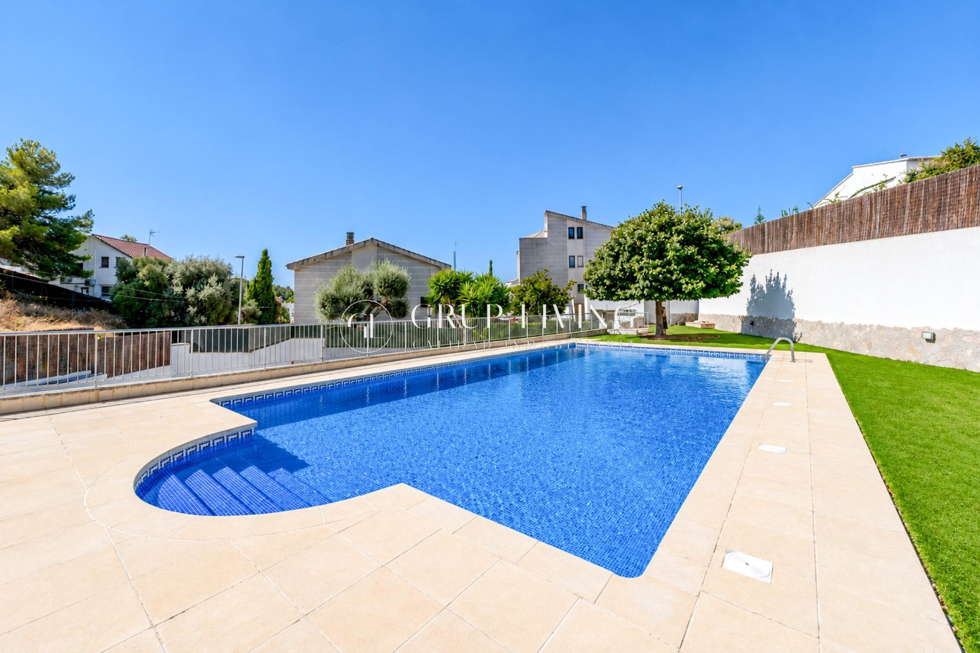 CASA ADOSADA DE 5 habitaciones CON PISCINA COMUNITARIA EN QU