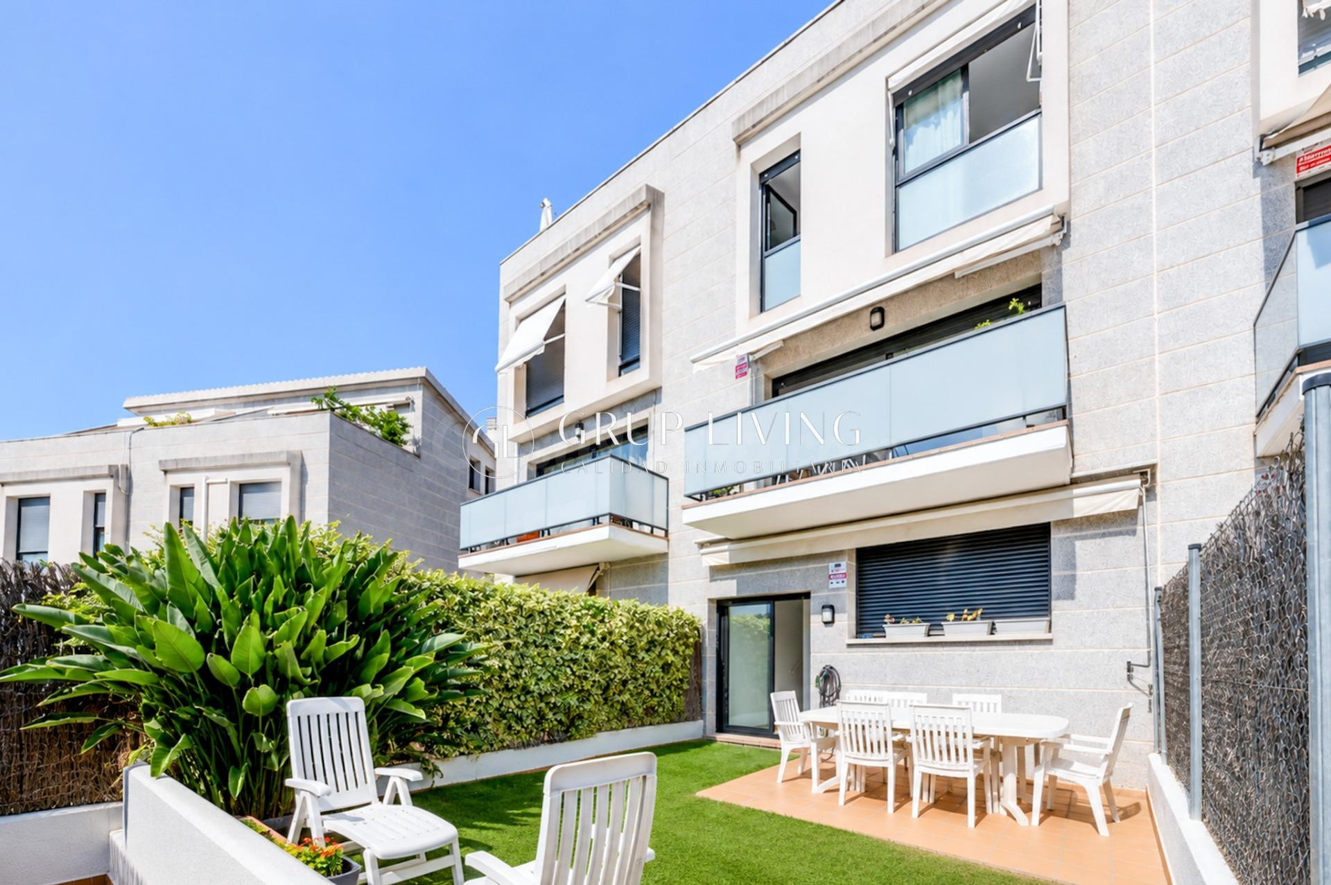 CASA ADOSADA DE 5 habitaciones CON PISCINA COMUNITARIA EN QU - foto 2