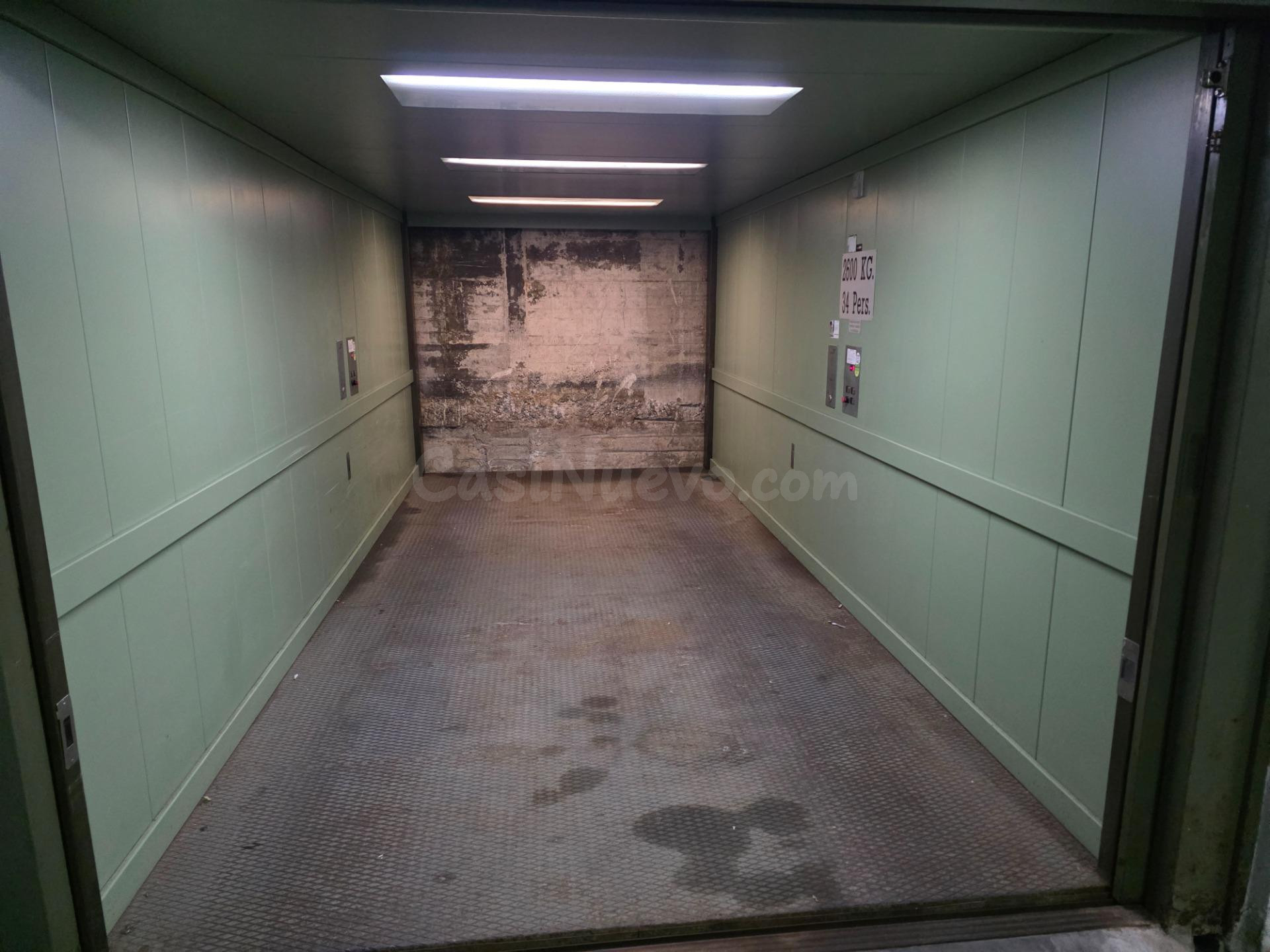 En venta plaza de parking con ascensor para coches en pleno  - foto 3