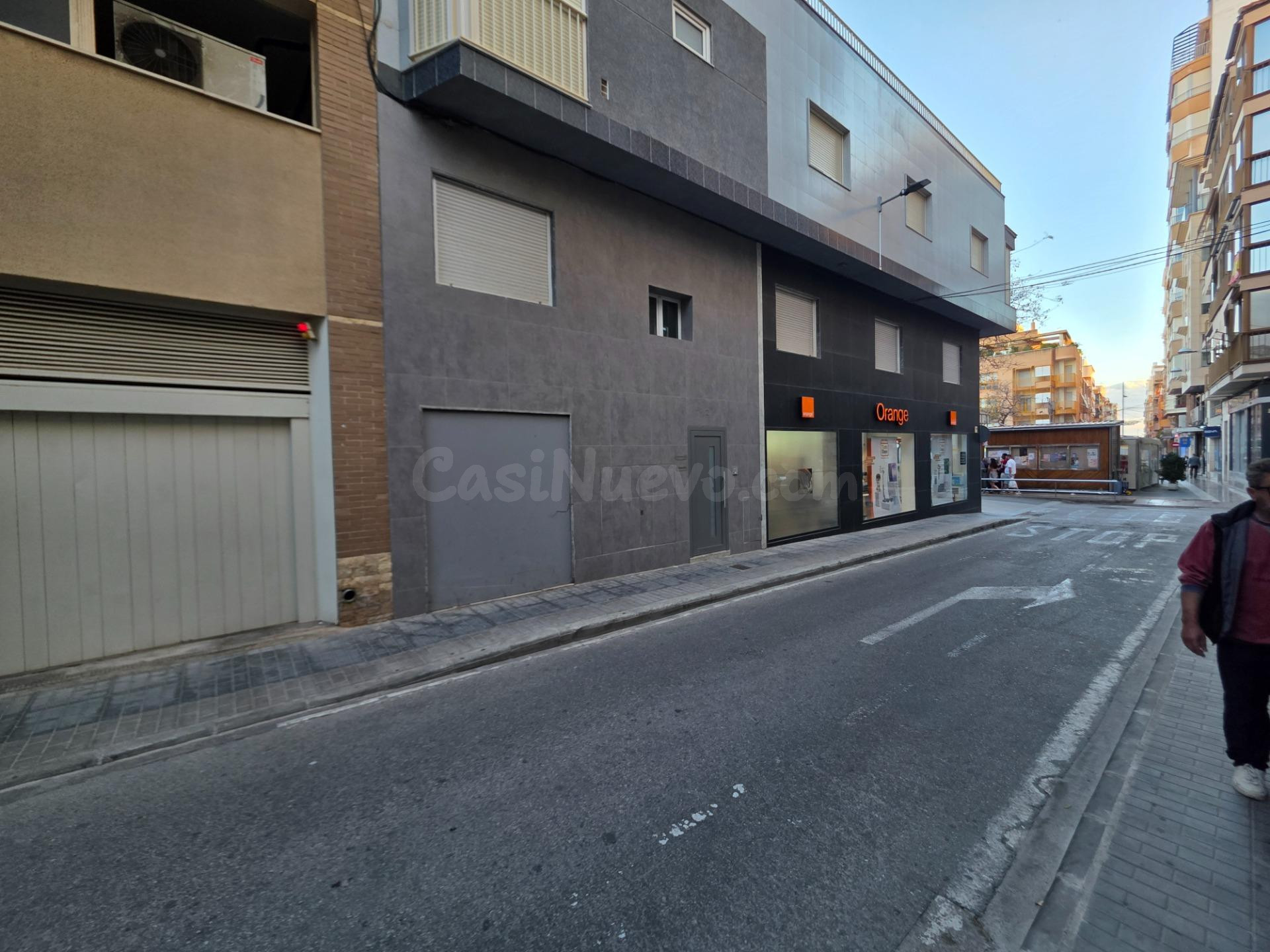 En venta plaza de parking con ascensor para coches en pleno  - foto 4