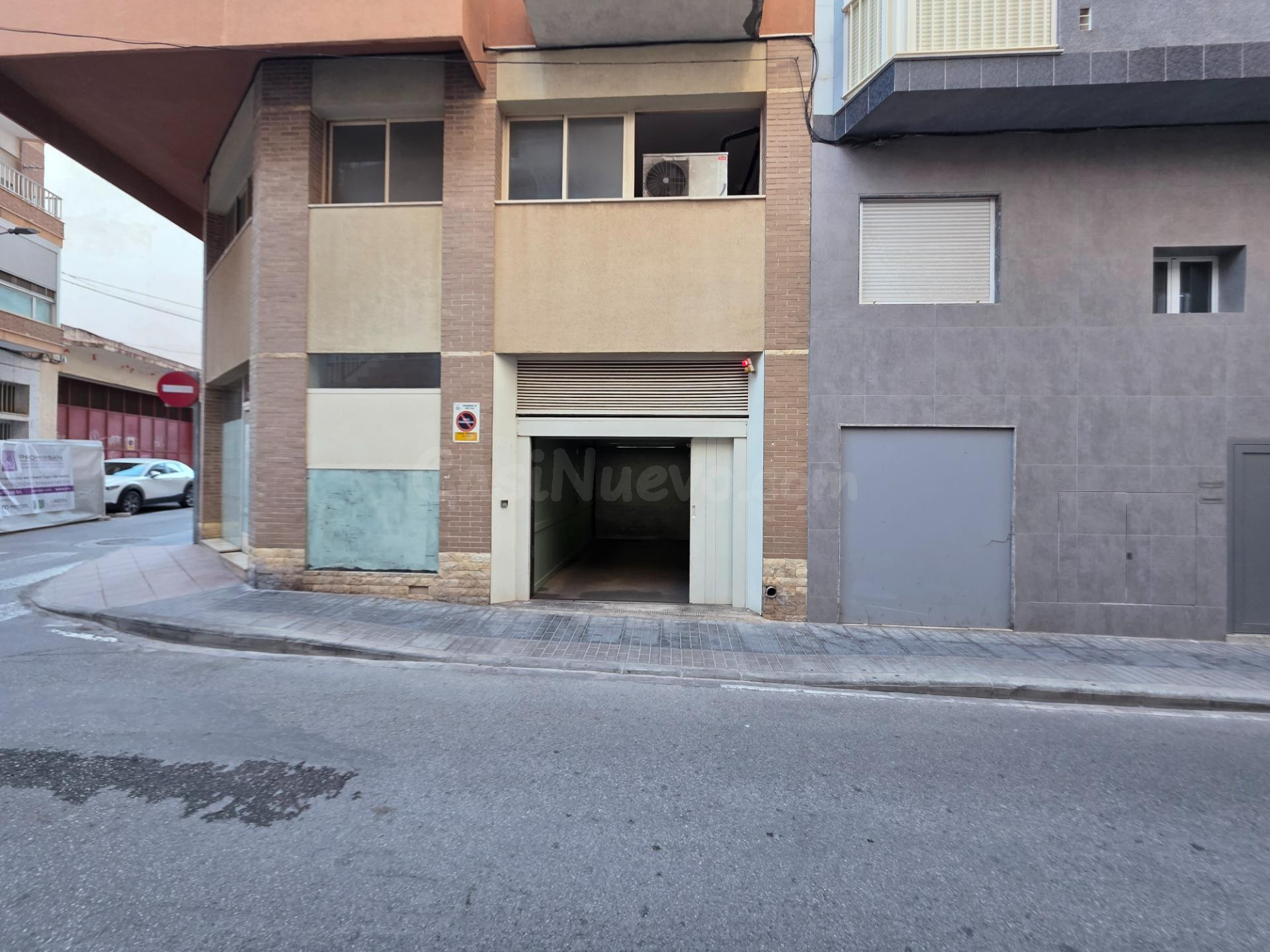 En venta plaza de parking con ascensor para coches en pleno  - foto 5