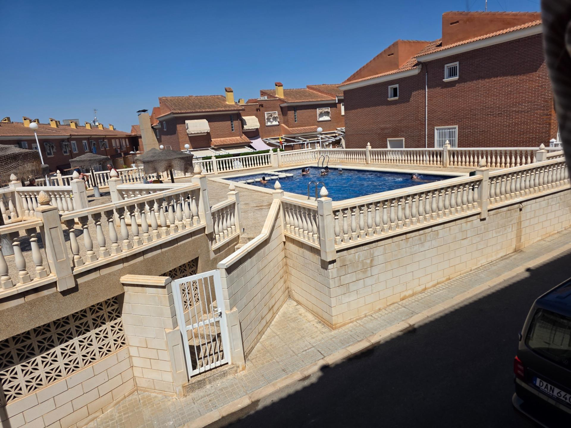 Amplio dúplex con terraza, garaje y piscina comunitaria