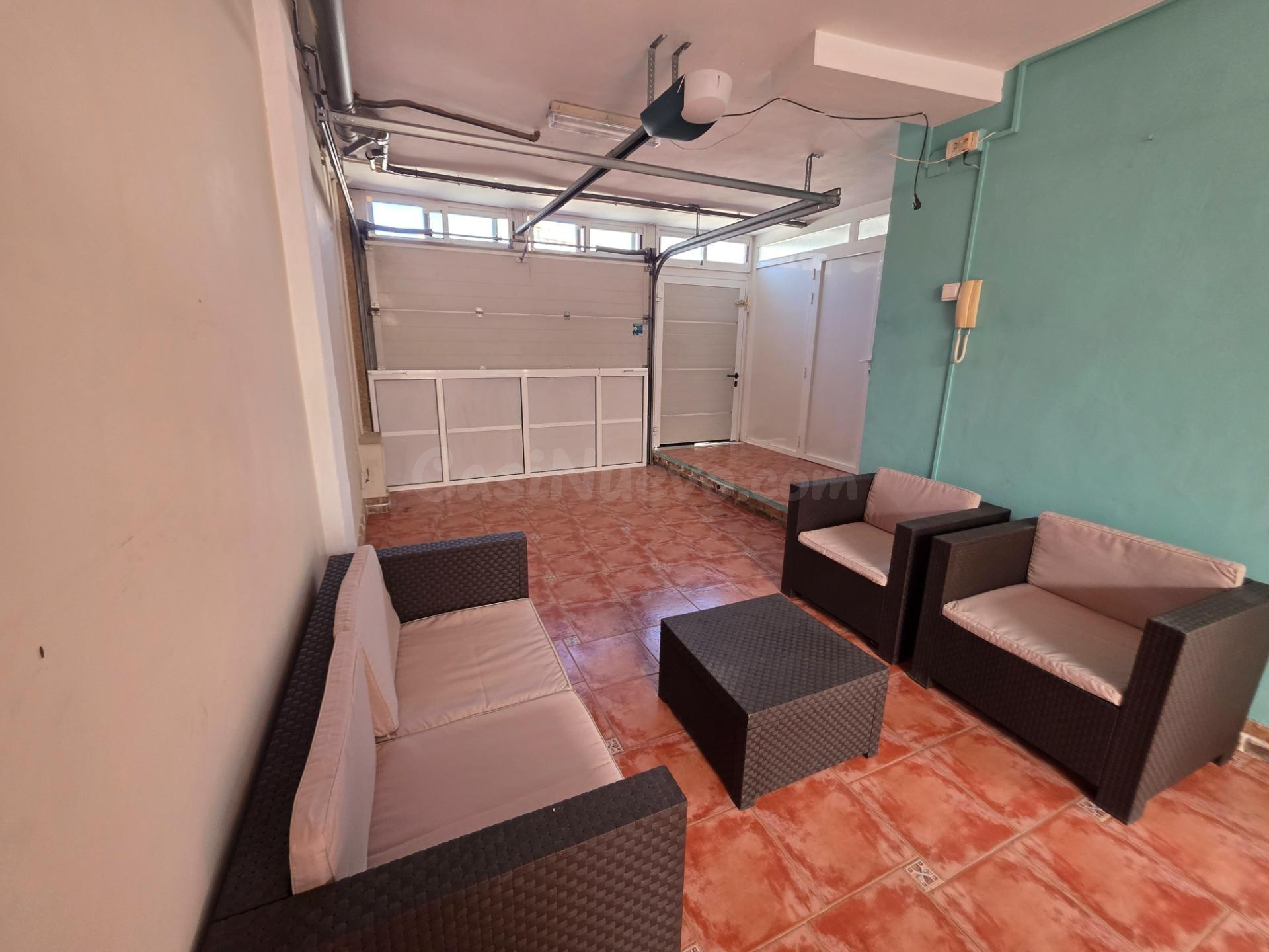 Amplio dúplex con terraza, garaje y piscina comunitaria - foto 2