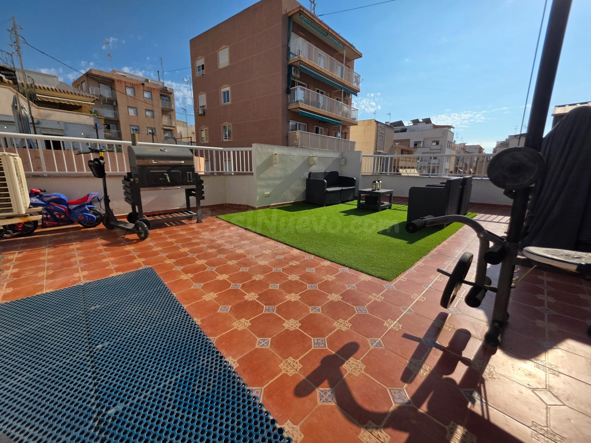 Vivienda unifamiliar reformada con 5 habitaciones y solárium - foto 3
