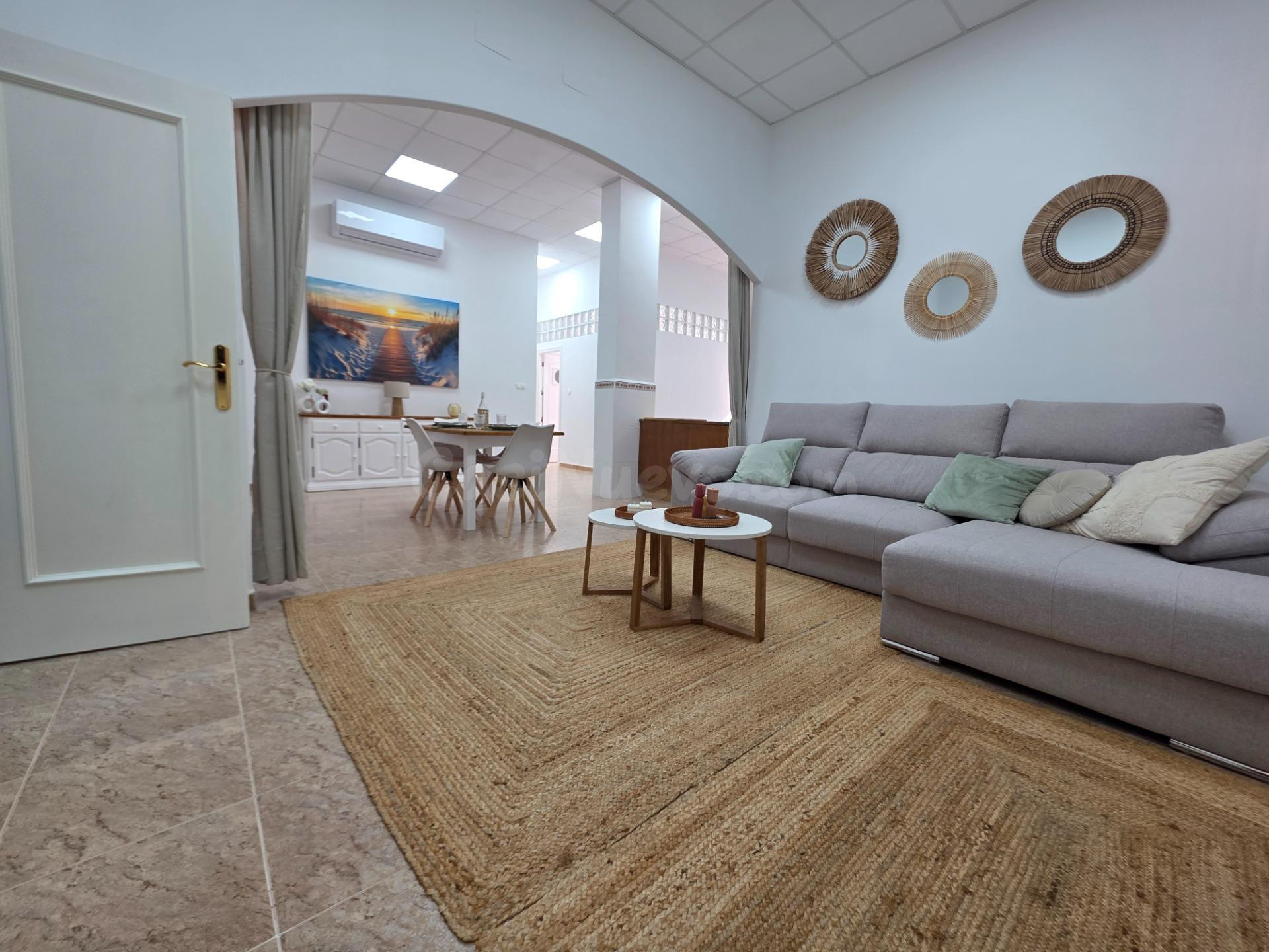 Amplia planta baja reformada con 4 habitaciones y gran garaj