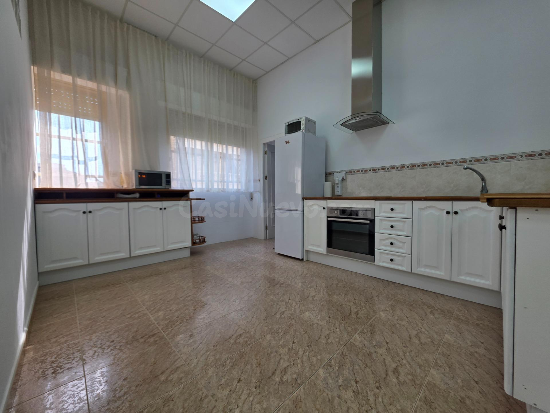 Amplia planta baja reformada con 4 habitaciones y gran garaj - foto 4