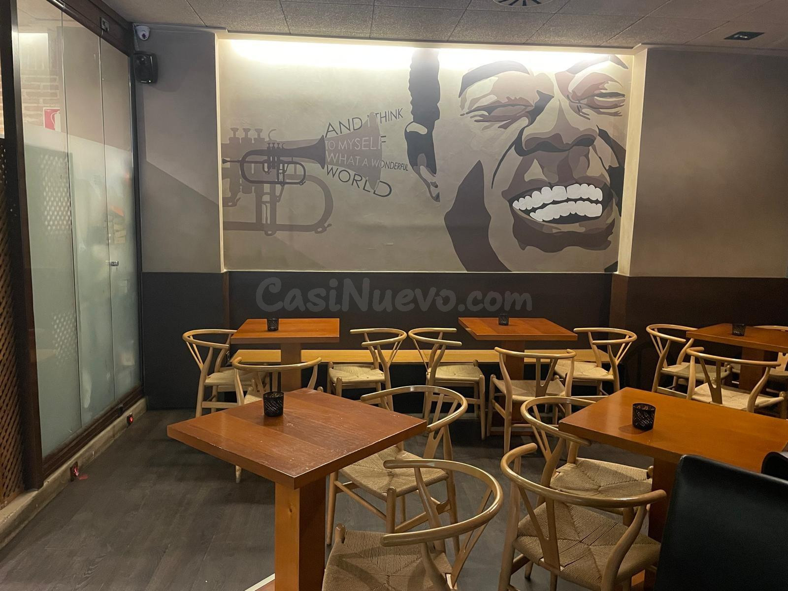 ¡Oportunidad única BAR-CAFETERÍA con licencia, salida de hum