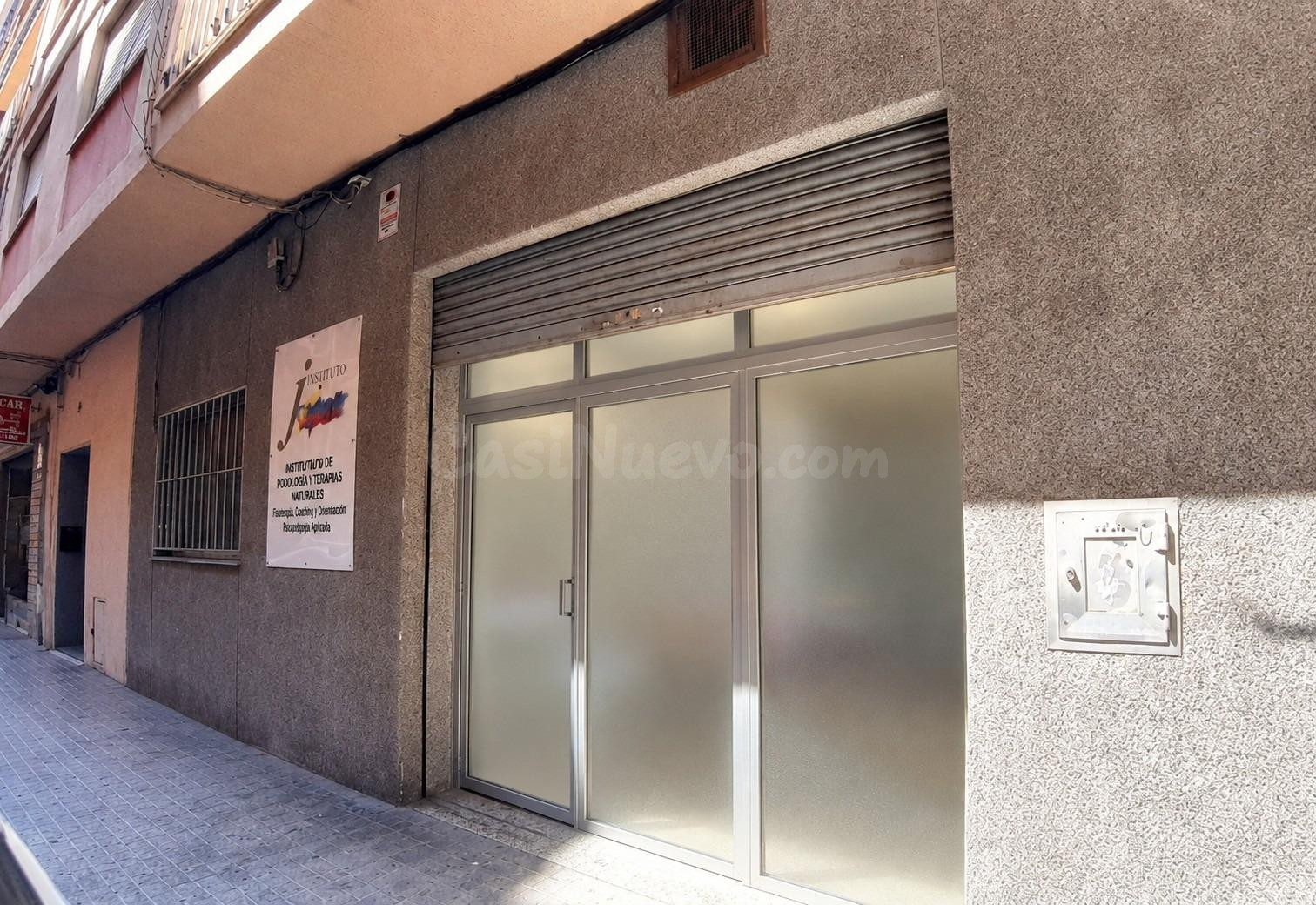 Local comercial de 214 m2 con salida de humos en la calle Es