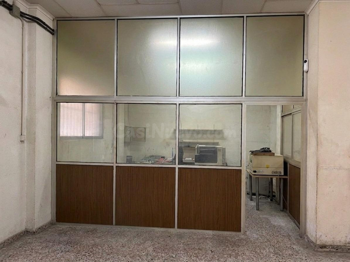 Local comercial de 214 m2 con salida de humos en la calle Es - foto 2