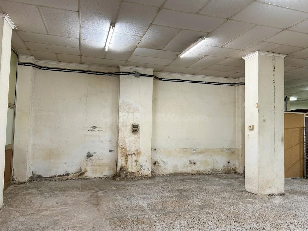 Local comercial de 214 m2 con salida de humos en la calle Es - foto 4