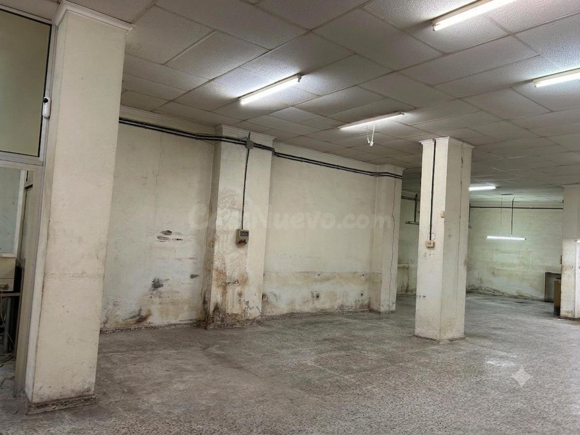 Local comercial de 214 m2 con salida de humos en la calle Es - foto 5