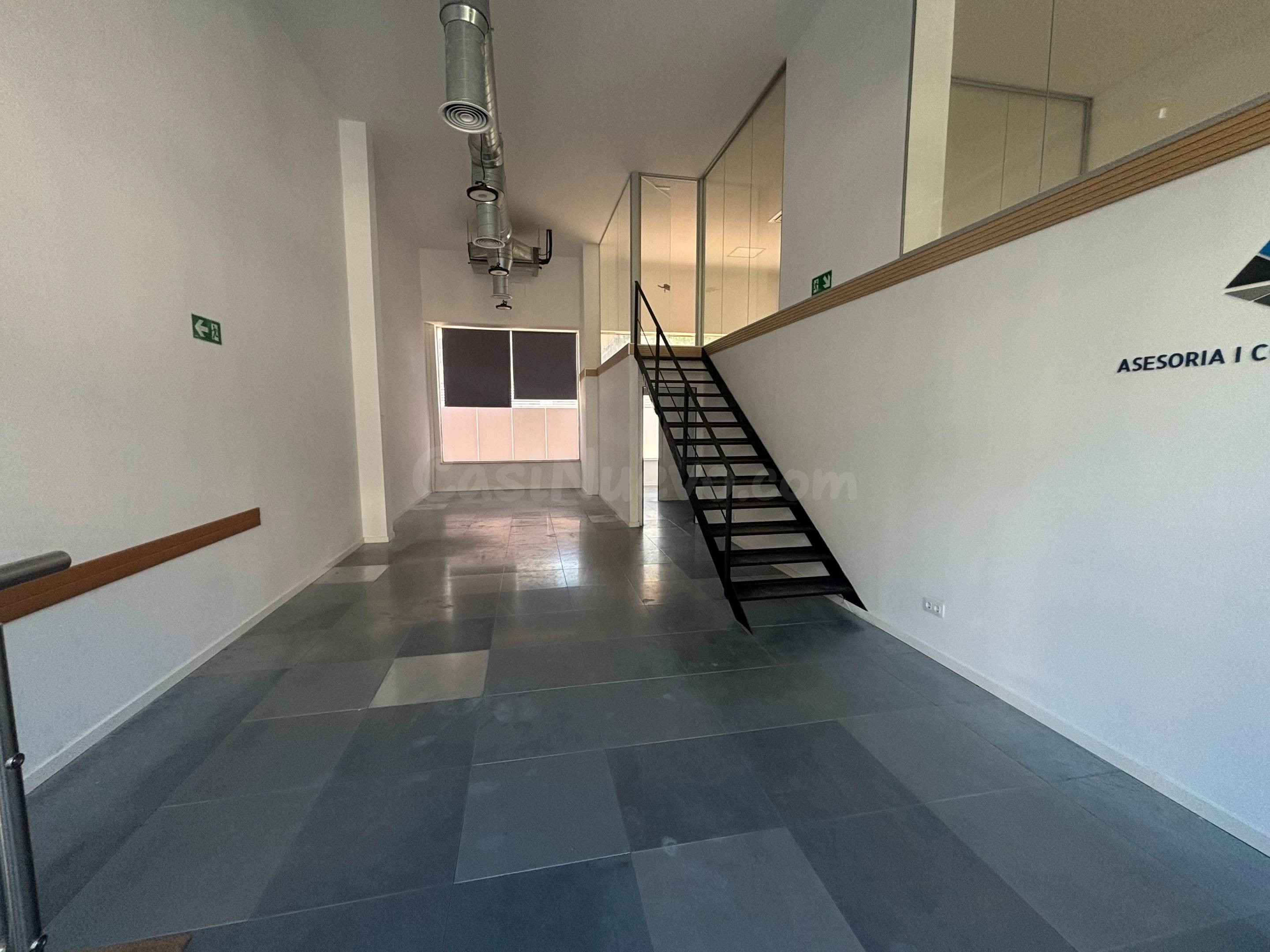 ¡LOCAL DE 140 M2 JUNTO CARRETERA SANTA EULALIA!
