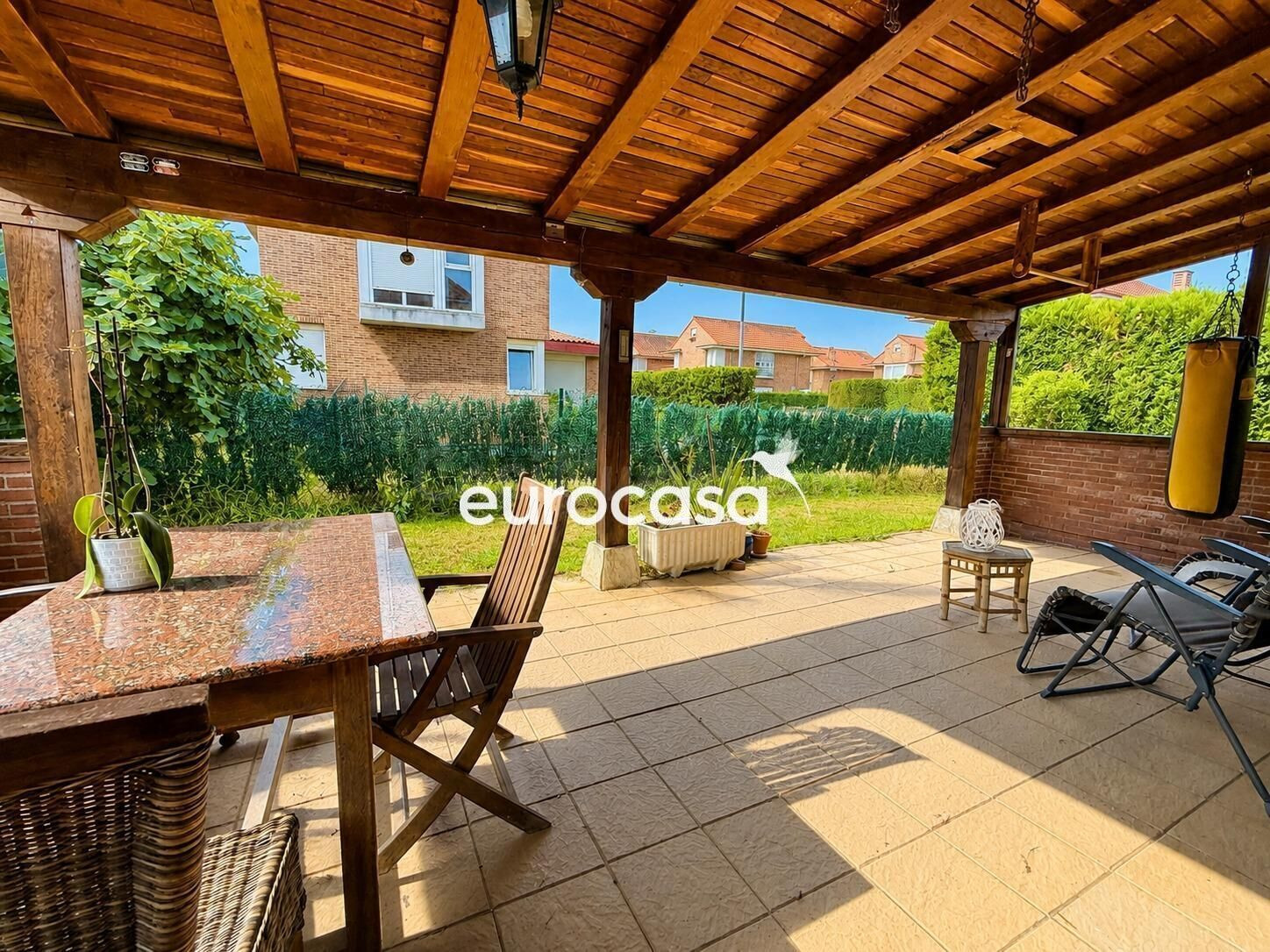 CHALET INDEPENDIENTE EN VENTA EN HERRERA DE CAMARGO | JARDÍN
