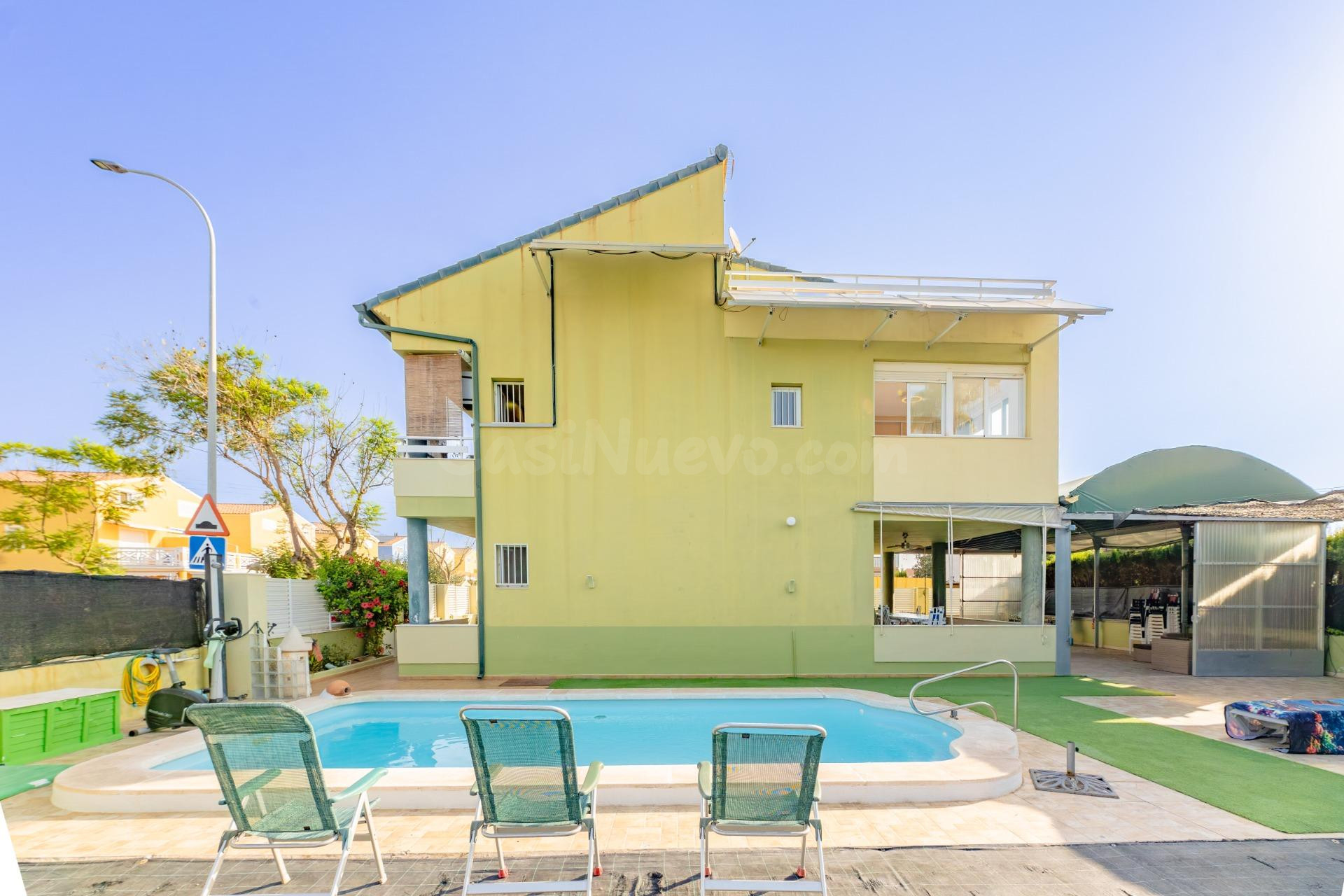 Impresionante Chalet con Piscina y Vistas al Mar en Moncofar