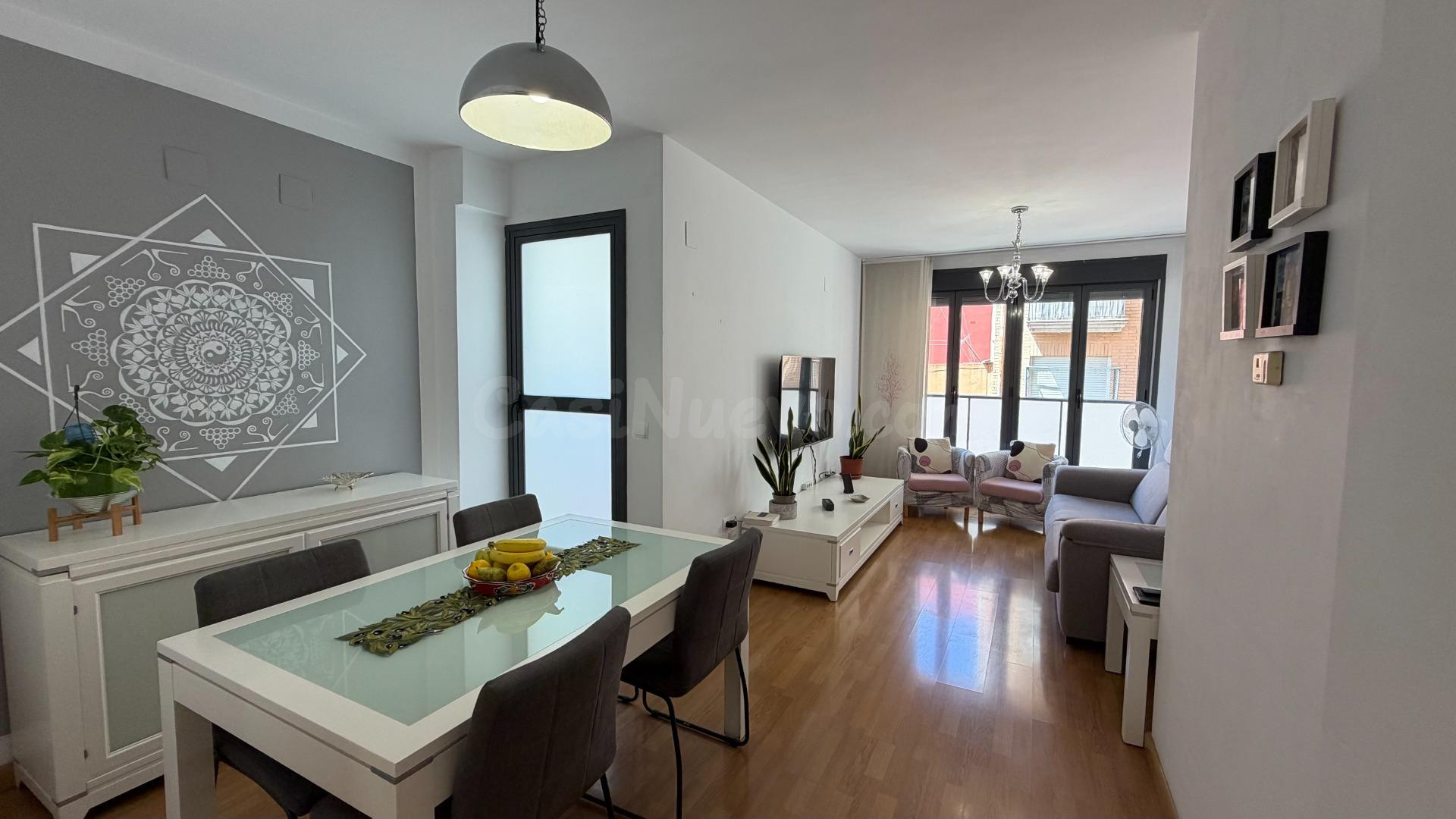 ¡Venta en El Grau: vivienda del 2008 con balcón y 2 dormitor
