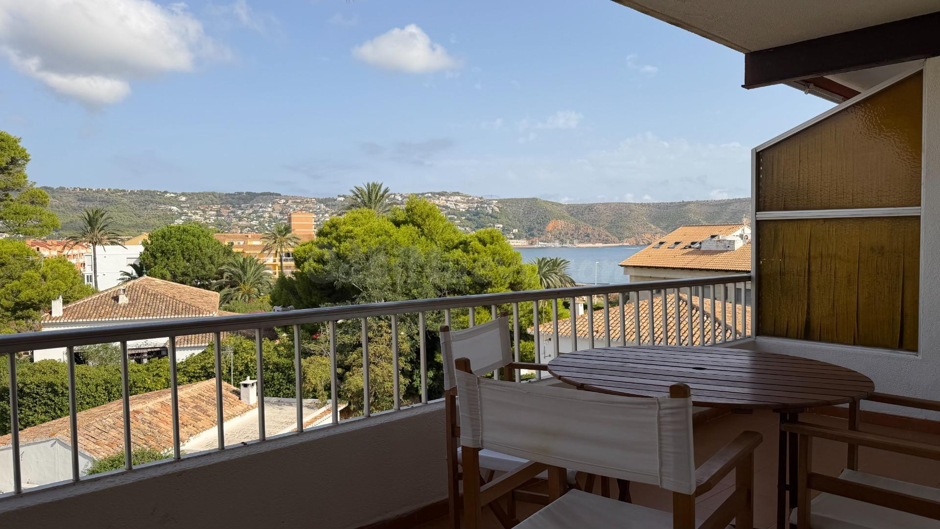 ¡Tu refugio frente al mar en Xàbia con terraza panorámica!