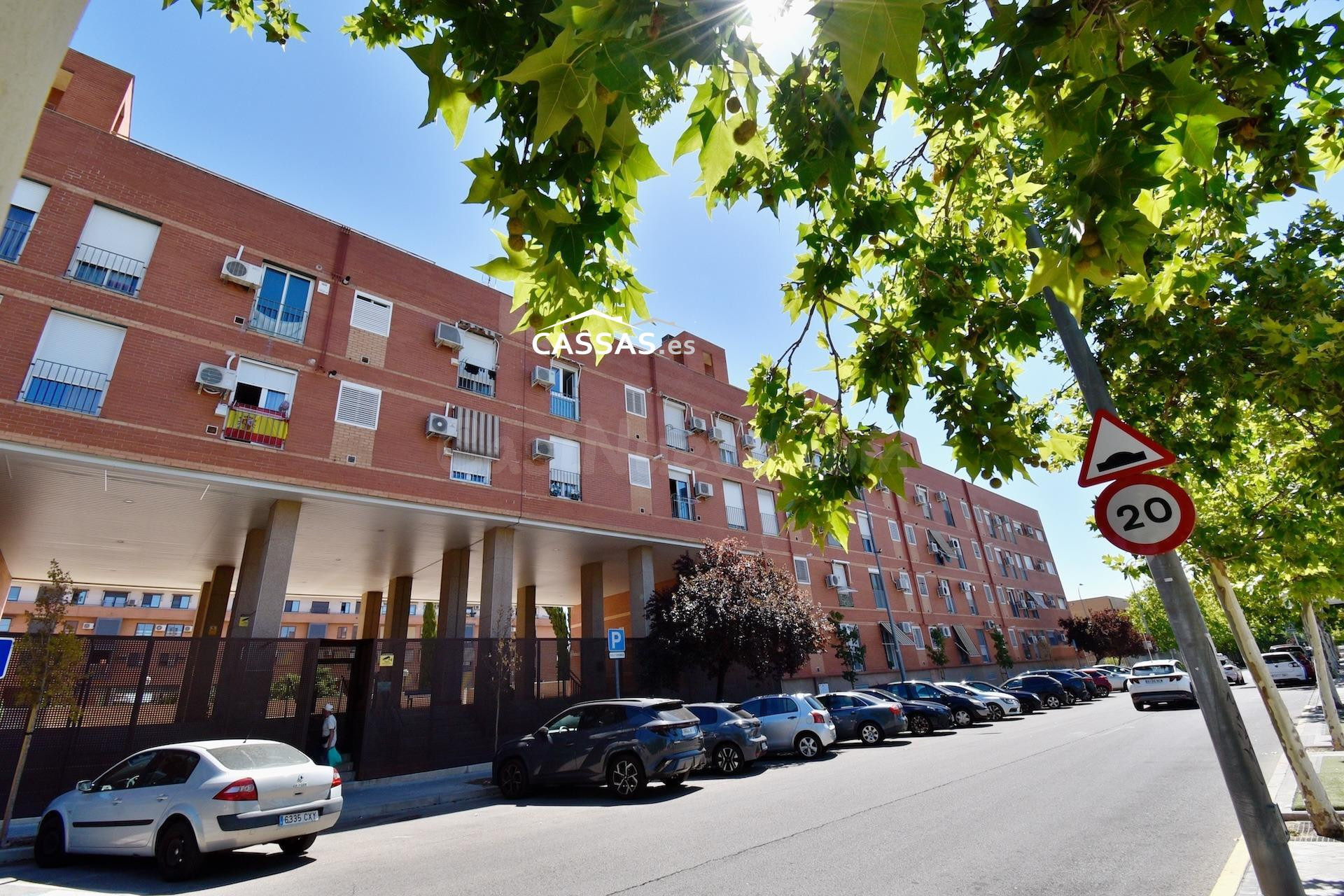 ZONA FRESNOS. Piso de 2 habitaciones con garaje y trastero. - foto 2