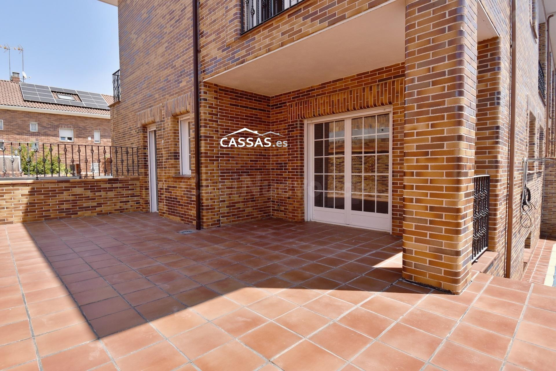 FRESNOS- CHALET Pareado , 5 habitaciones, 4 baños, piscina,  - foto 2