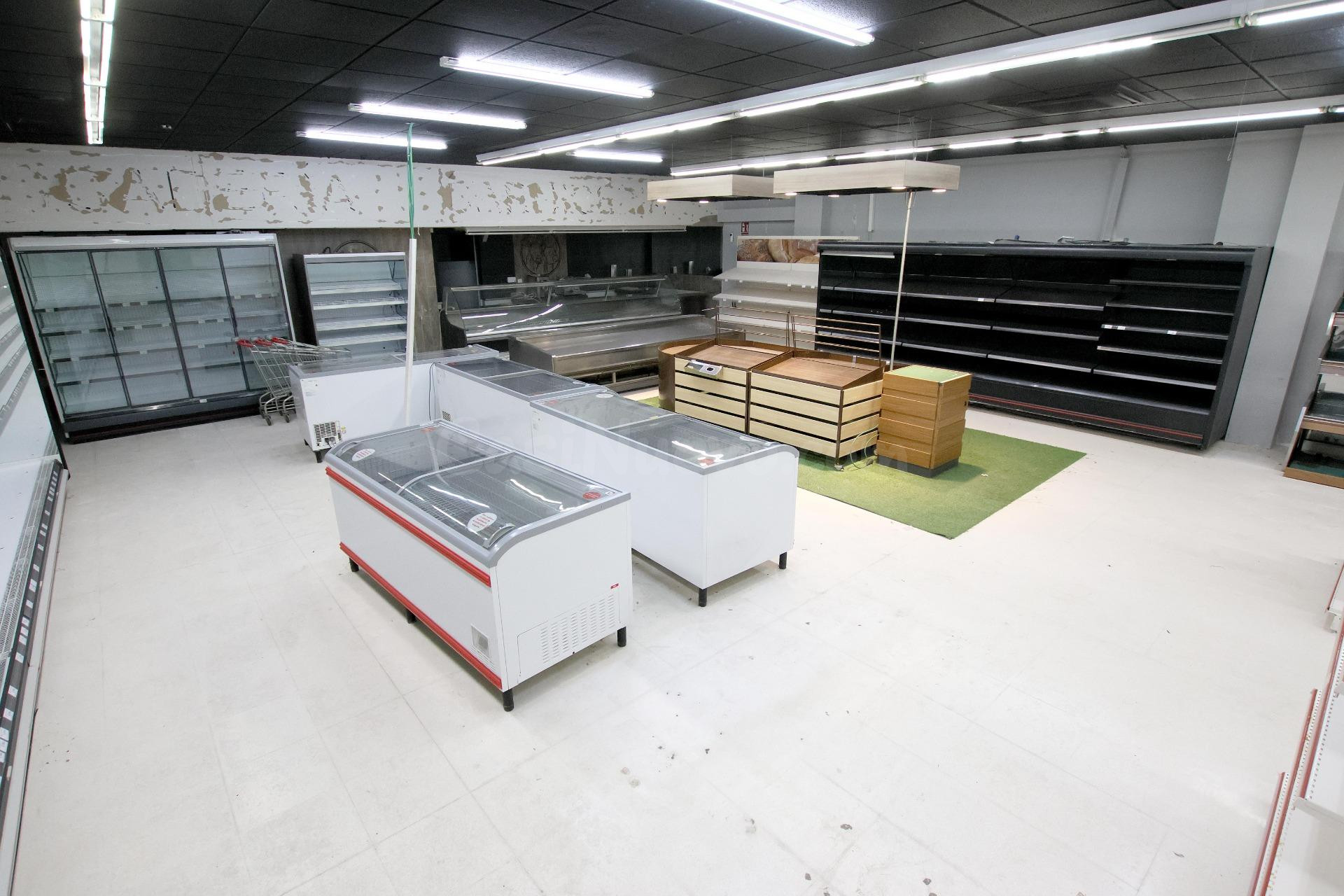 Local comercial próximo al centro de Puebla de la Calzada - foto 2