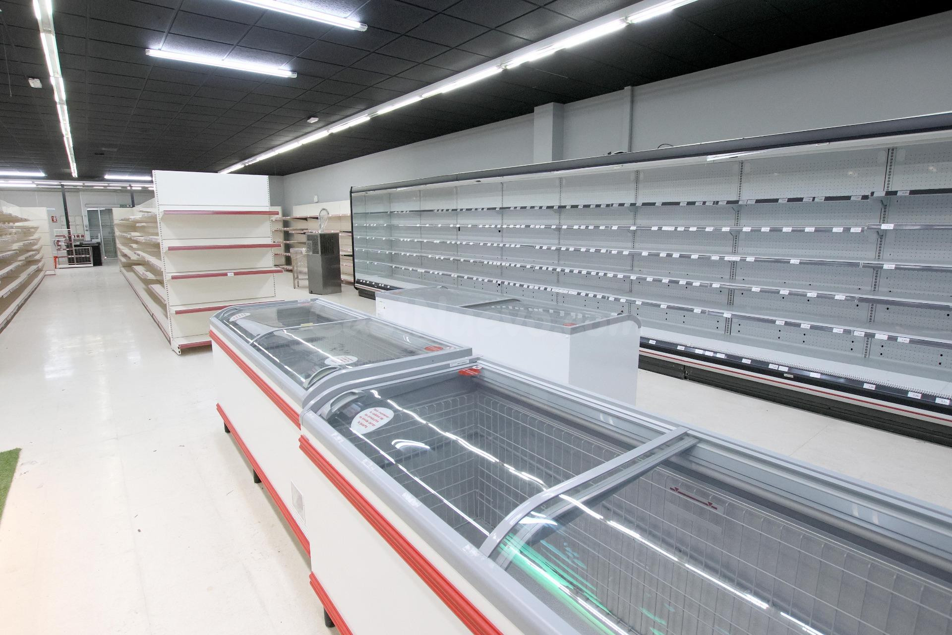 Local comercial próximo al centro de Puebla de la Calzada - foto 4