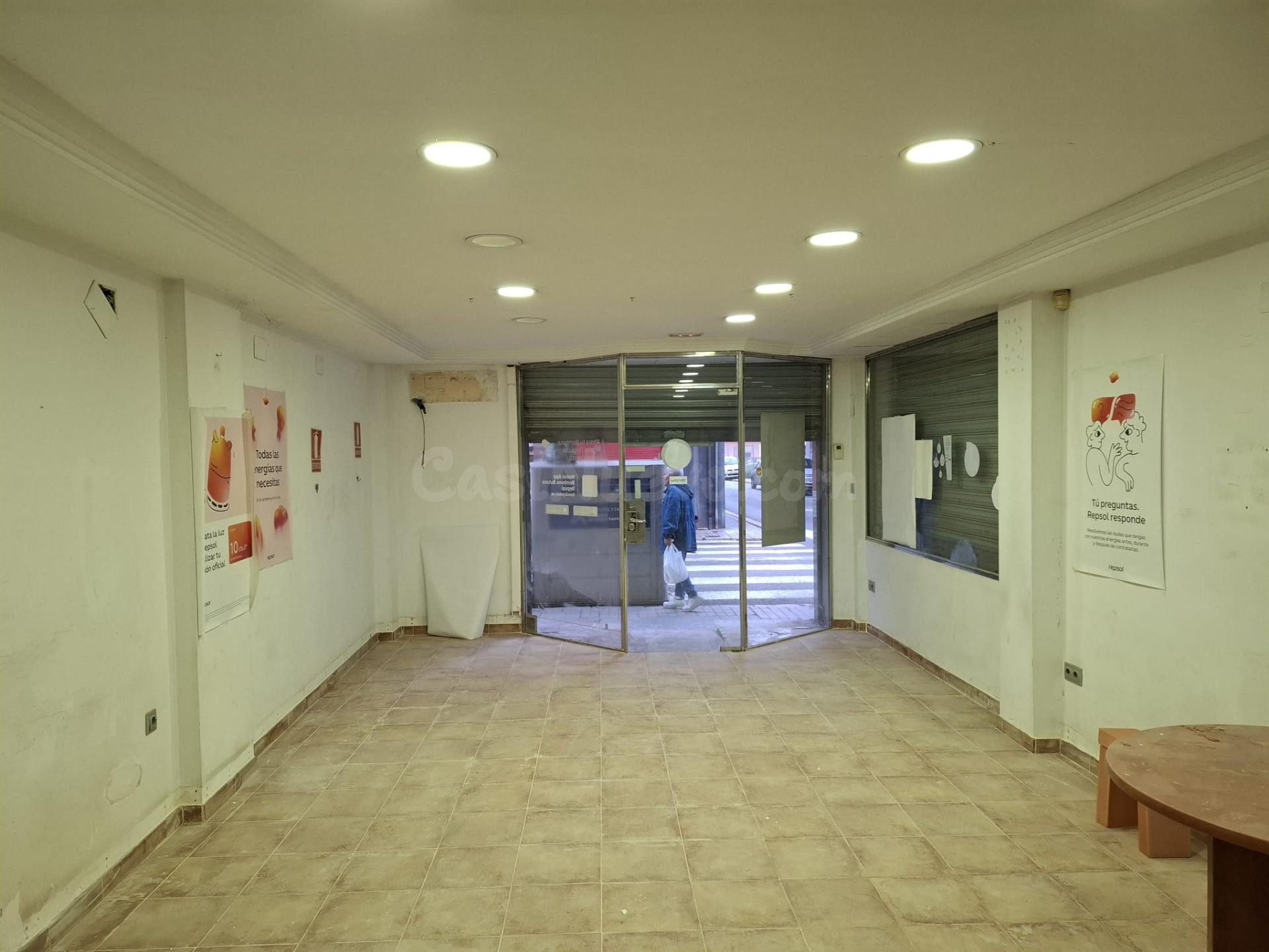 21 Inmobiliaria alquila este bajo en perfecto estado cerca d